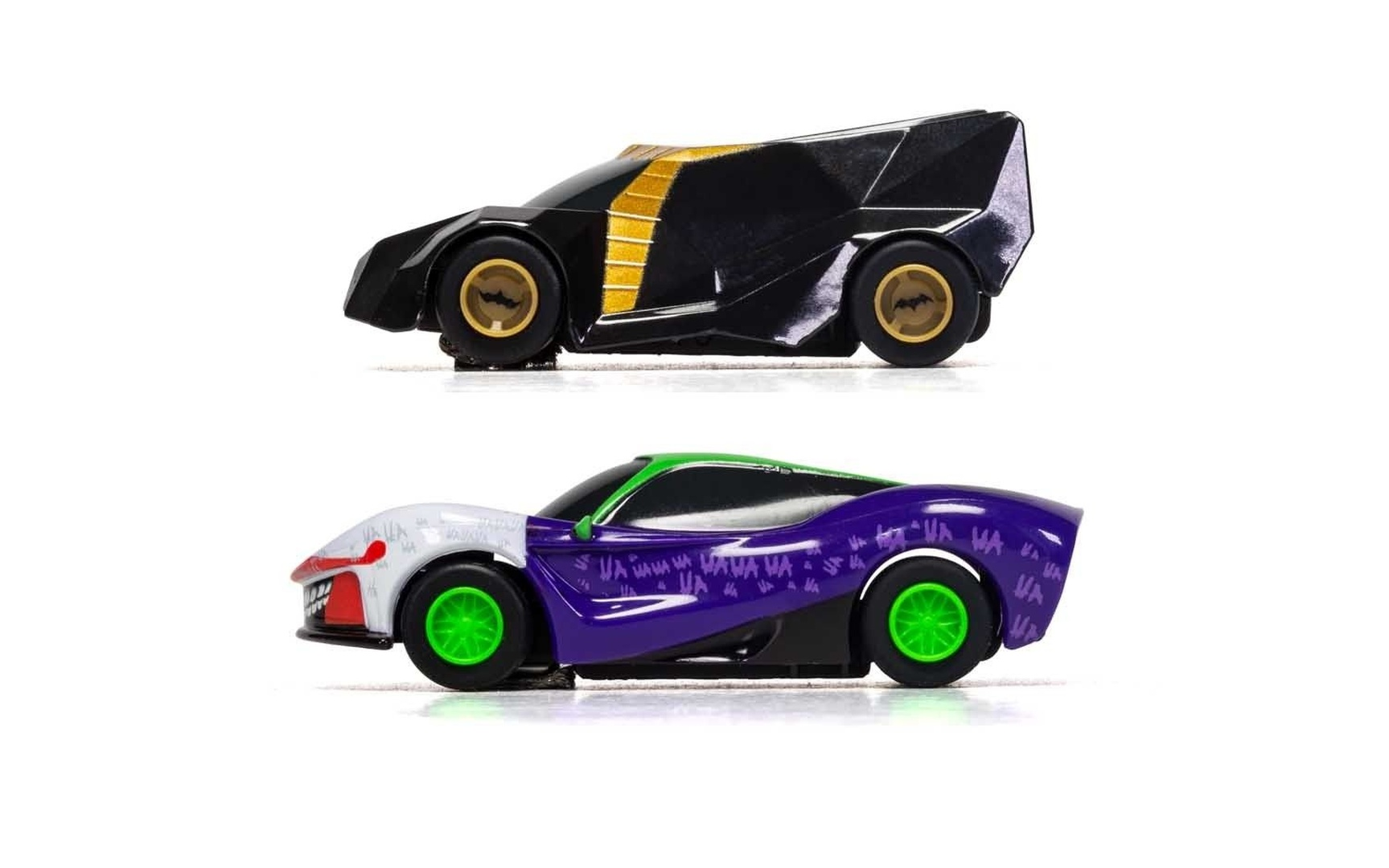 Dwa samochody zabawkowe: Batmobil i samochód Jokera na białym tle.