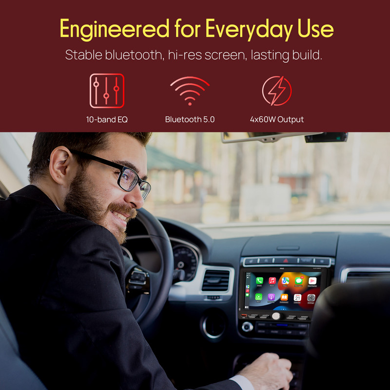Mann im Auto mit Touchscreen-Infotainmentsystem, das 10-Band-EQ, Bluetooth 5.0 anzeigt.