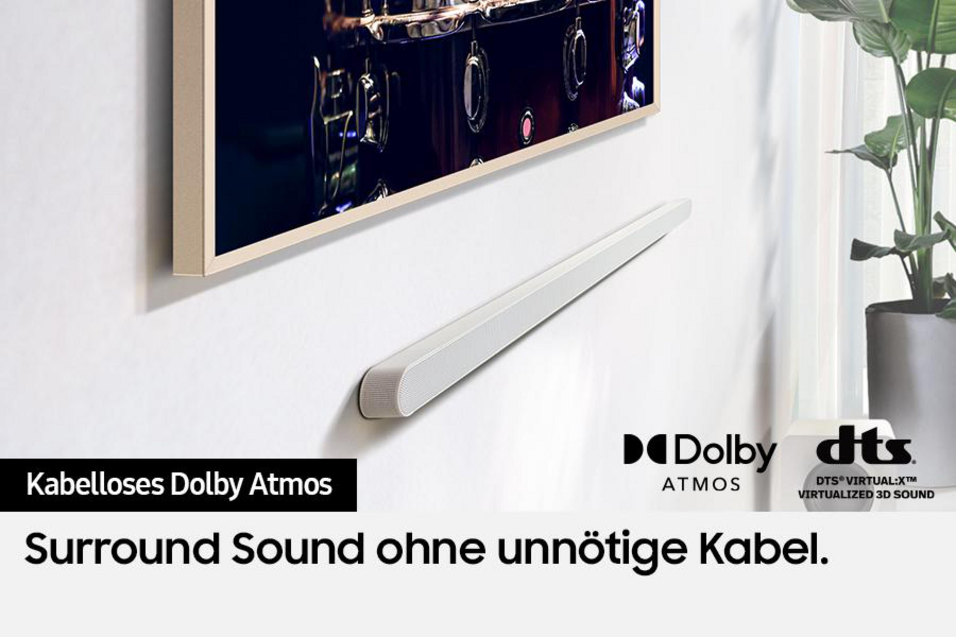Ein weißer Soundbar unter einem Fernseher mit Musikbild. Kabelloses Dolby Atmos.