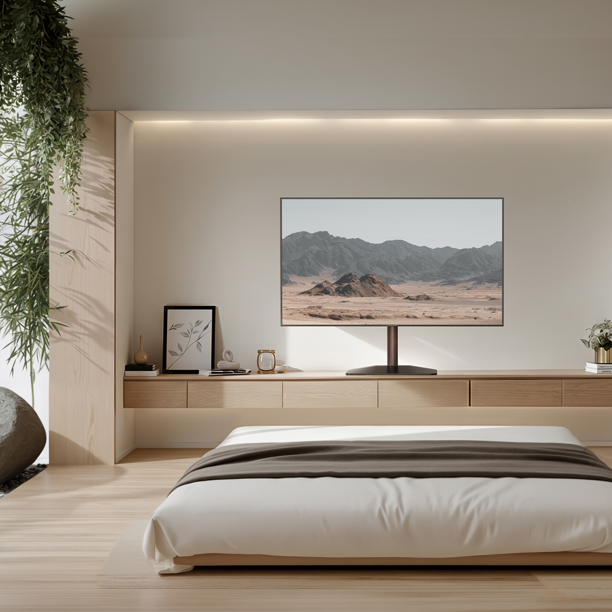 Ein Schlafzimmer mit einem Bett, einem Fernseher, der eine Wüstenlandschaft zeigt, und hängenden Pflanzen.