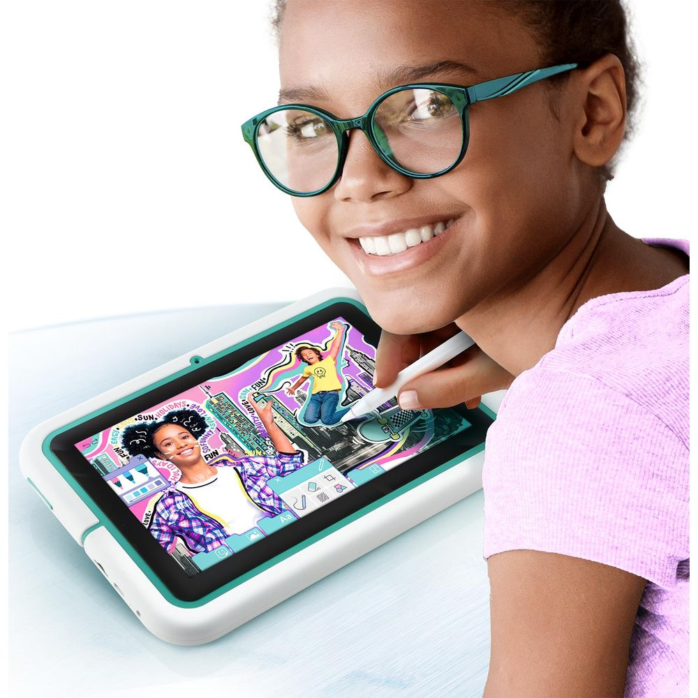 Una niña con gafas usa un lápiz para dibujar en la pantalla de una tableta.