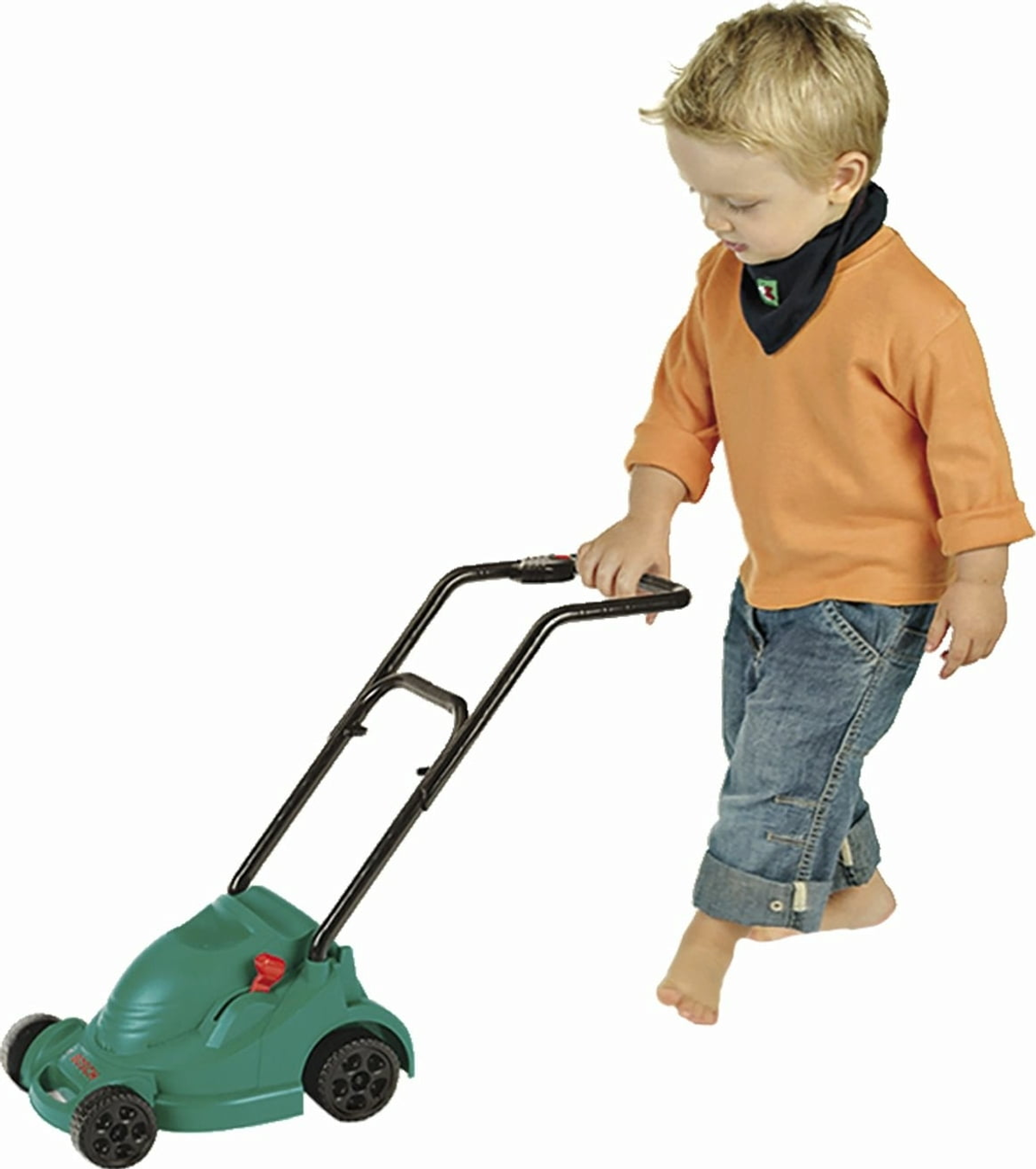 Ein kleiner Junge schiebt einen grünen Spielzeugrasenmäher.