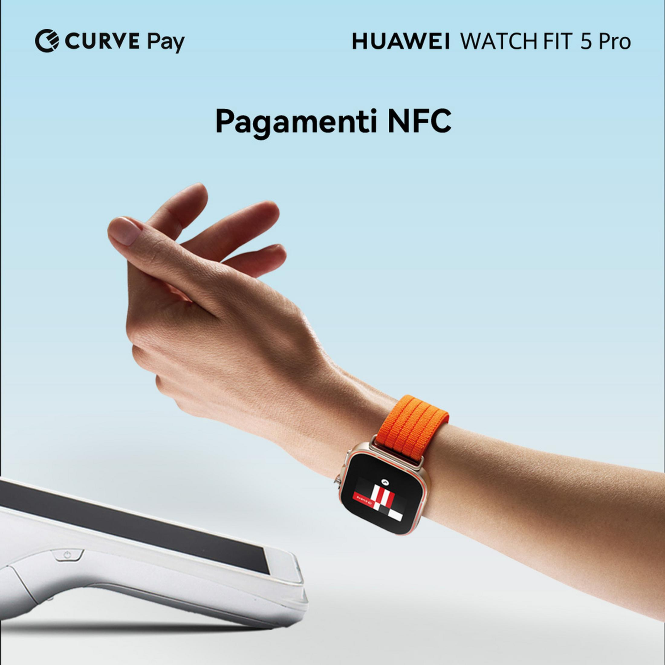 Eine Hand mit einer orangefarbenen Smartwatch tätigt eine kontaktlose Zahlung an einem Terminal.
