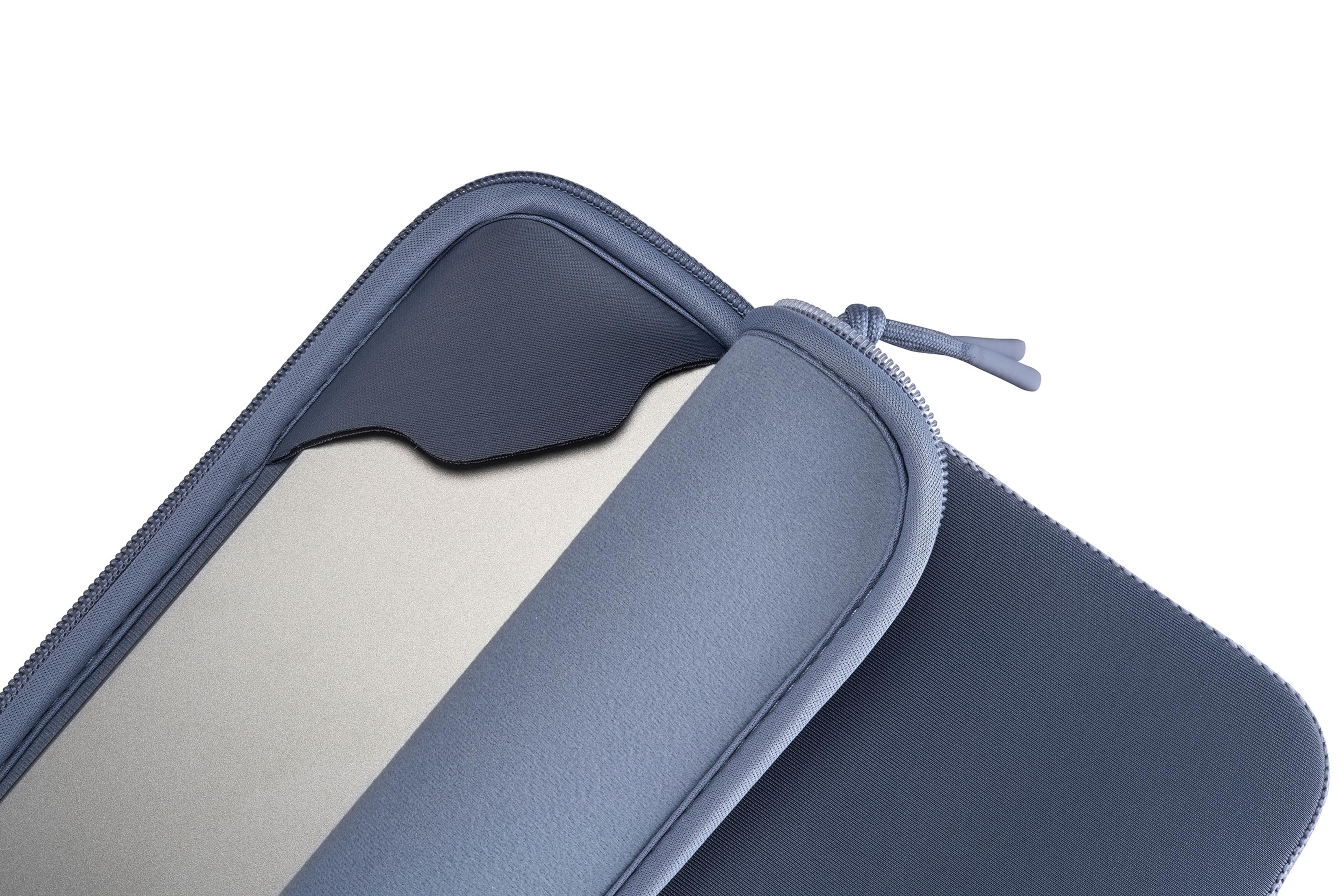 Graue Laptoptasche mit Reißverschluss und silbernem Laptop.