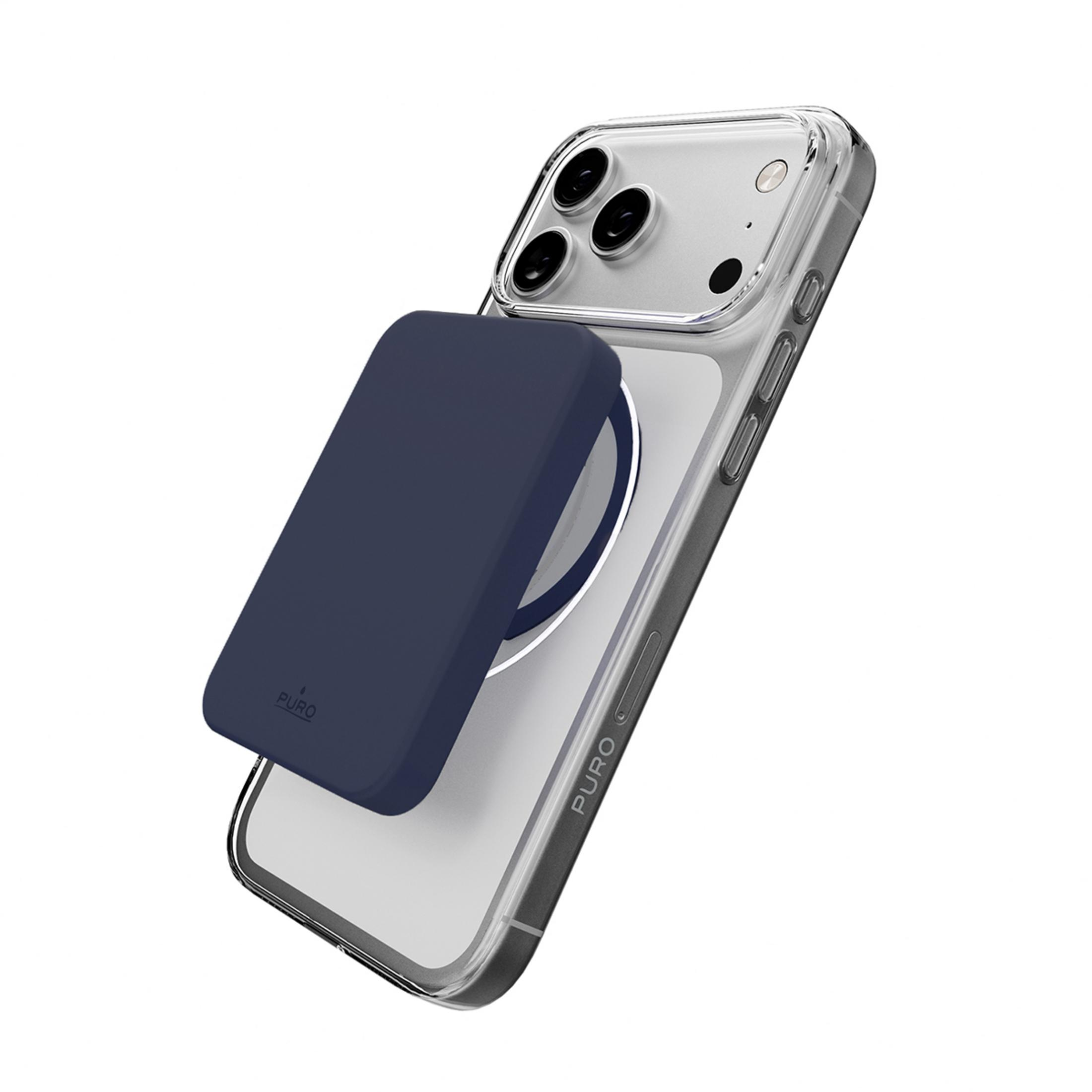 Ciemnoniebieski powerbank MagSafe przyczepiony do przezroczystego etui iPhone'a.