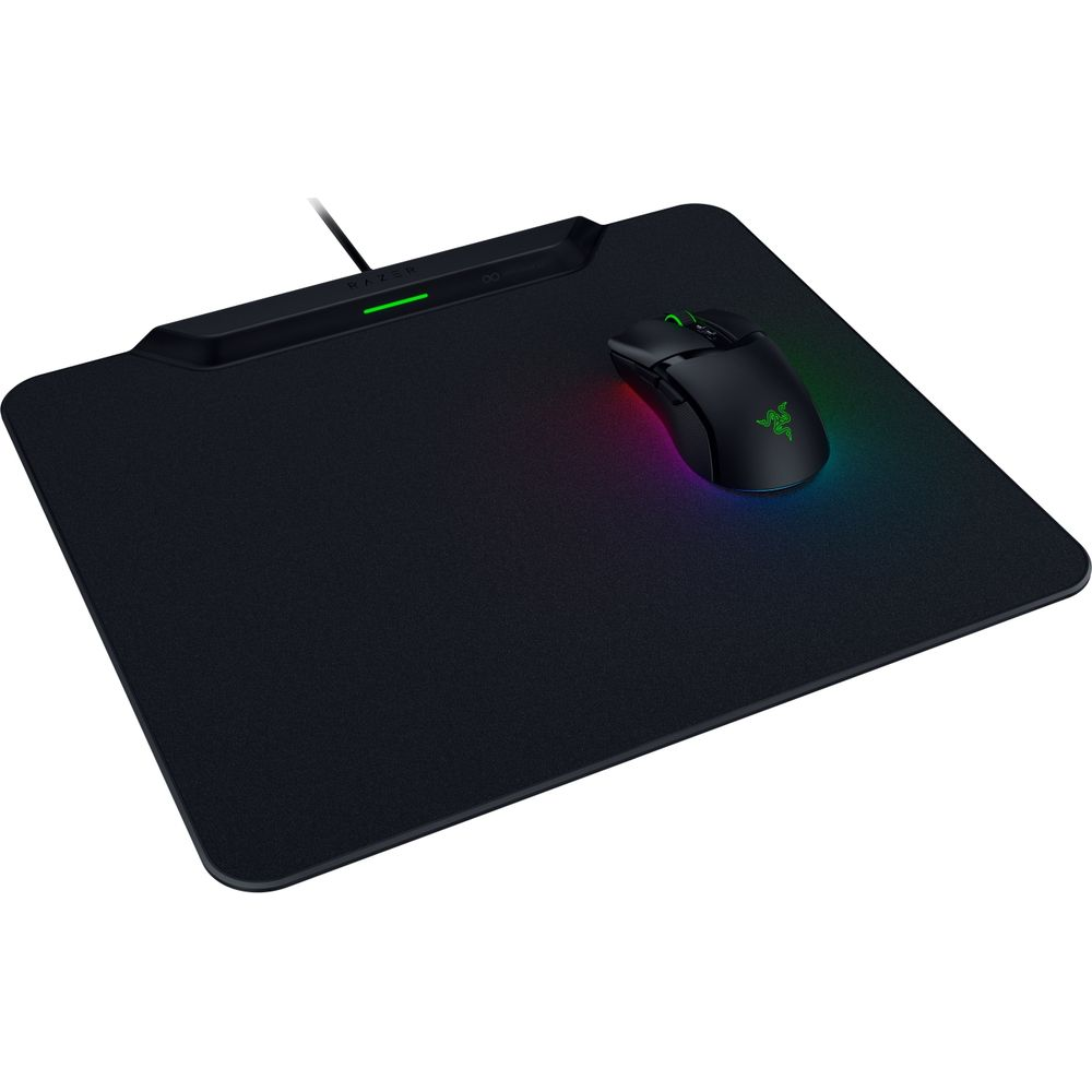 RGB aydınlatmalı siyah mousepad üzerinde siyah oyuncu faresi.