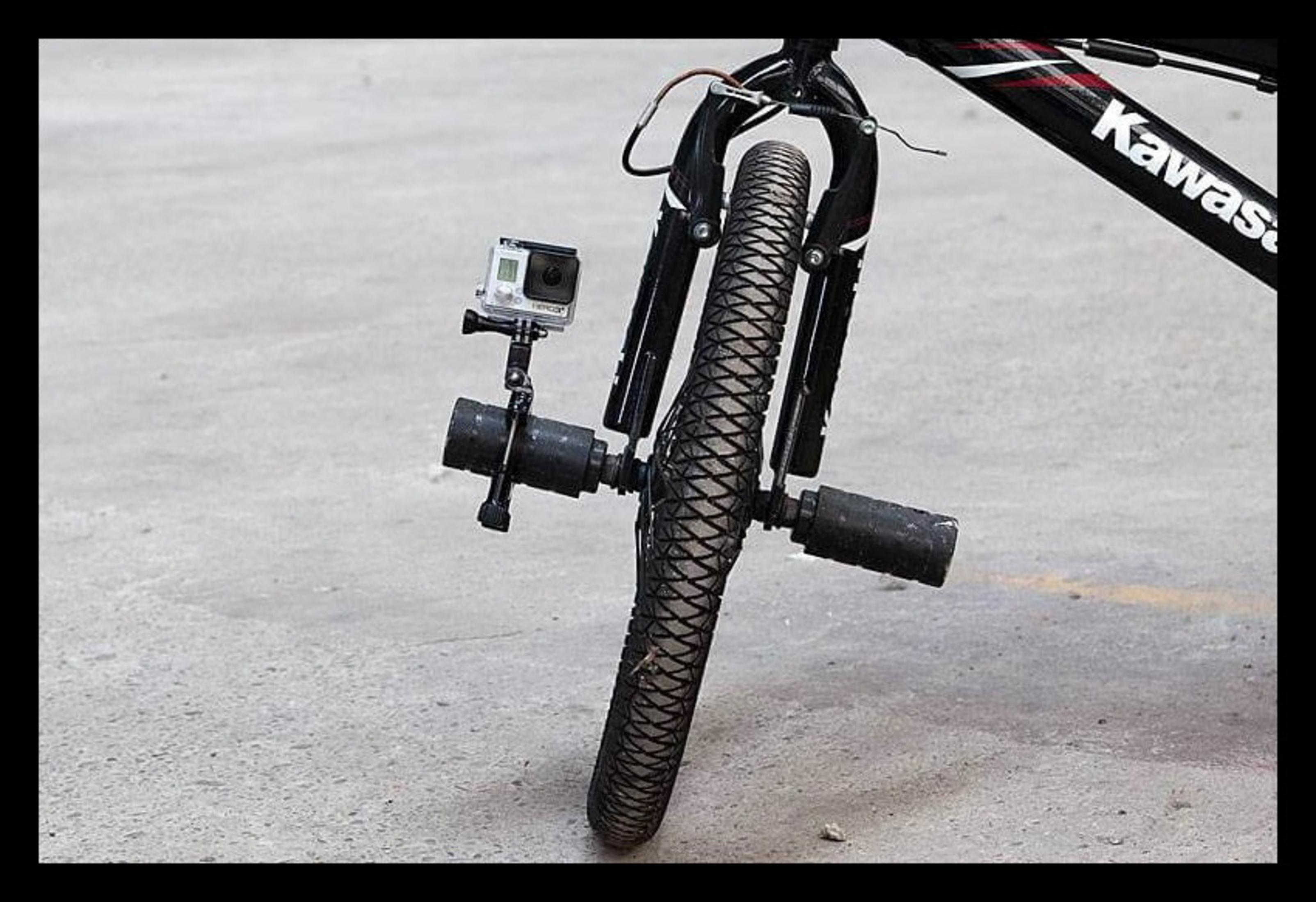 Nahaufnahme eines Fahrrads mit einer GoPro-Kamera, die vorne montiert ist.