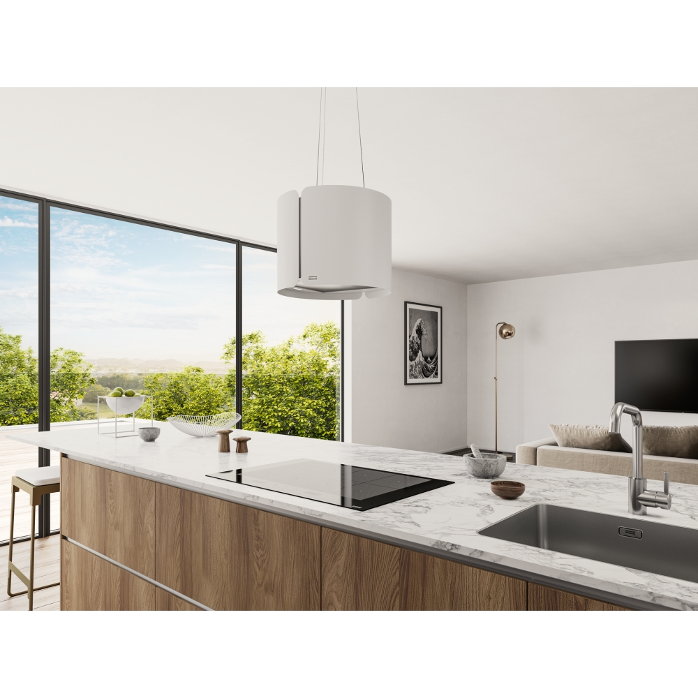 Ada, davlumbaz ve büyük pencere manzaralı modern mutfak.