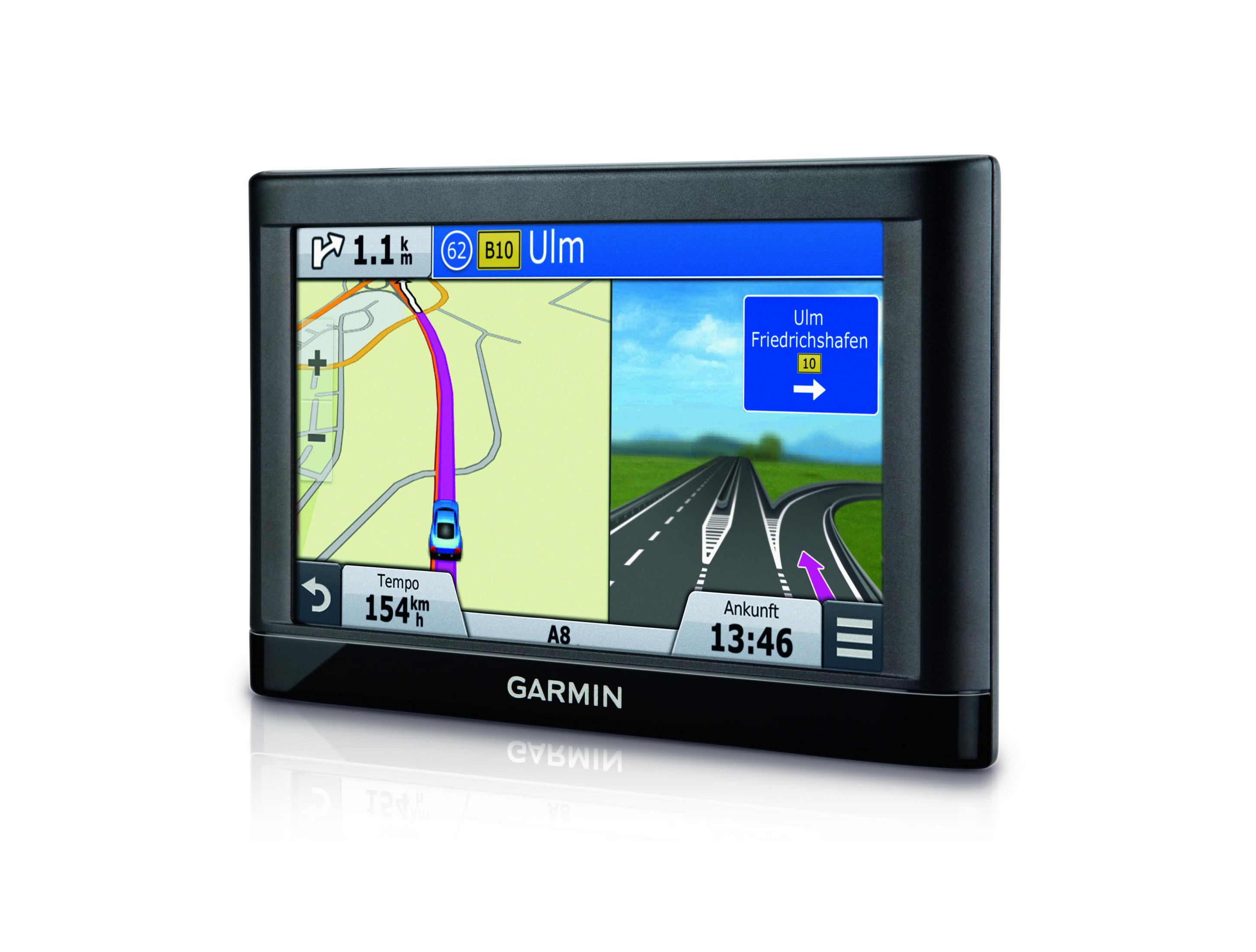 Navigationsgerät zeigt Karte mit Auto, Straße und Ankunftszeit. Garmin-Logo.
