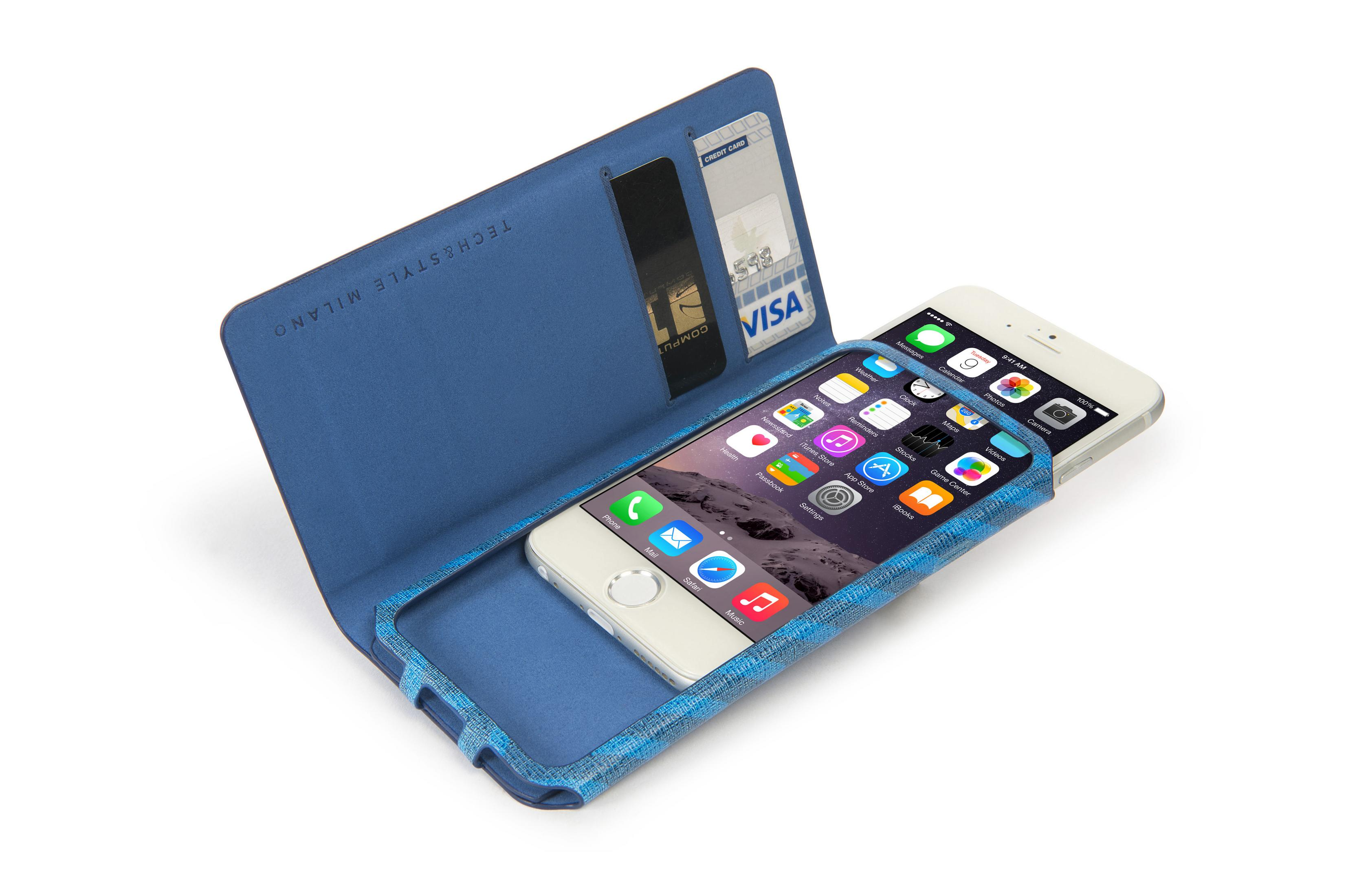 Una custodia blu per telefono con slot per carte tiene un iPhone che visualizza icone di app.