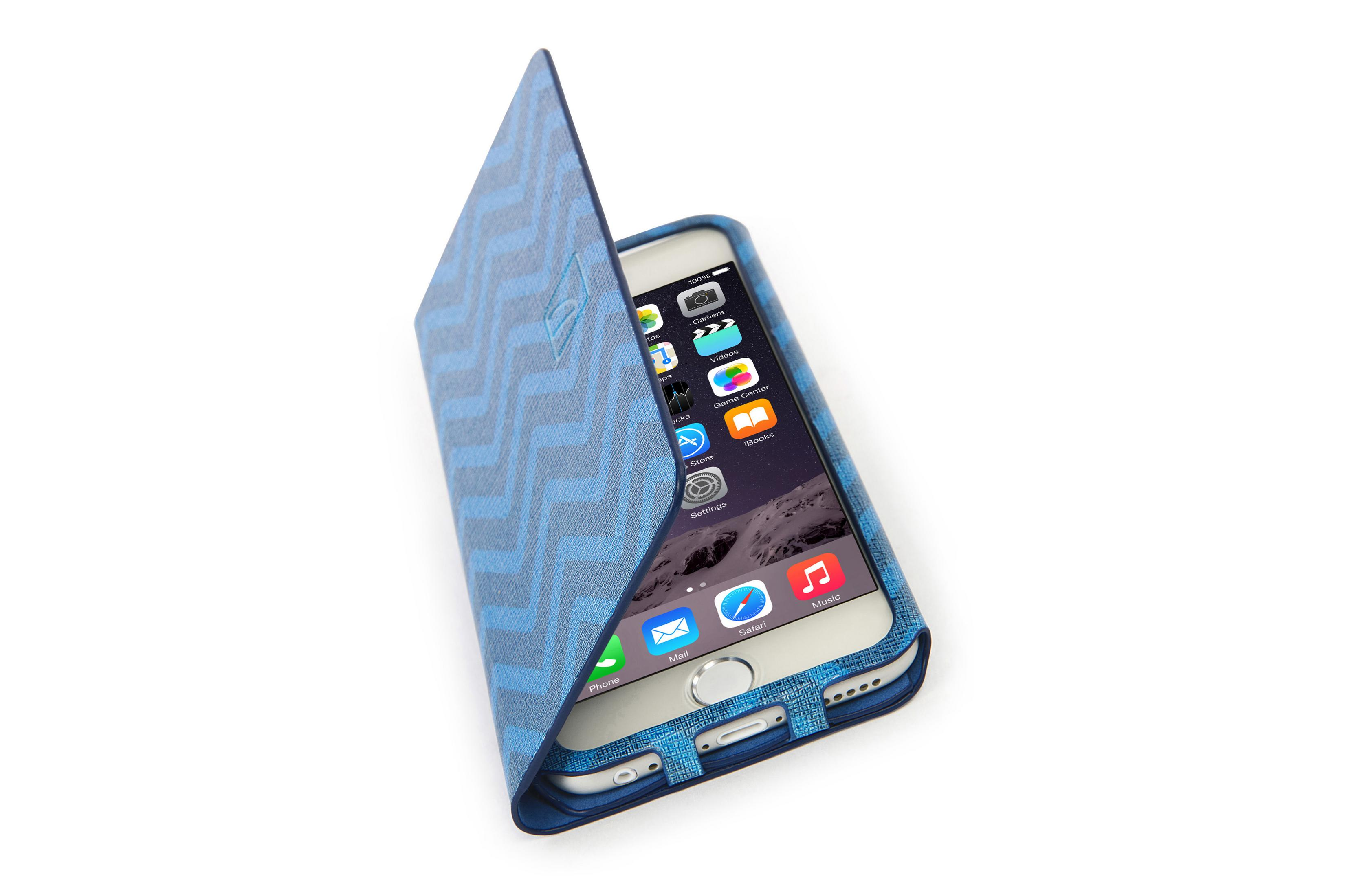 Una custodia per telefono blu con motivo a chevron è aperta, rivelando lo schermo di uno smartphone.