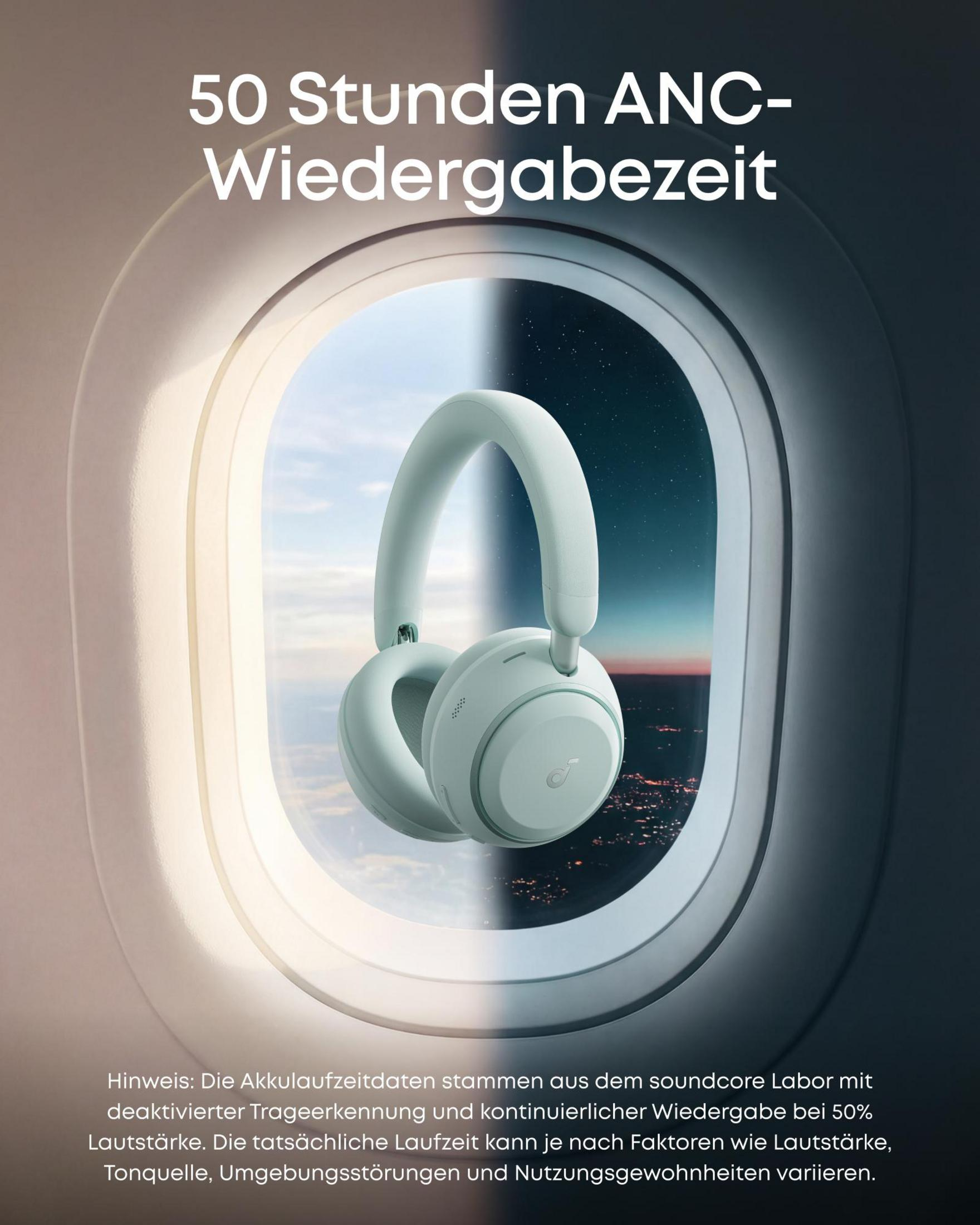 Auriculares de color claro frente a la ventana de un avión con luces de ciudad por la noche.
