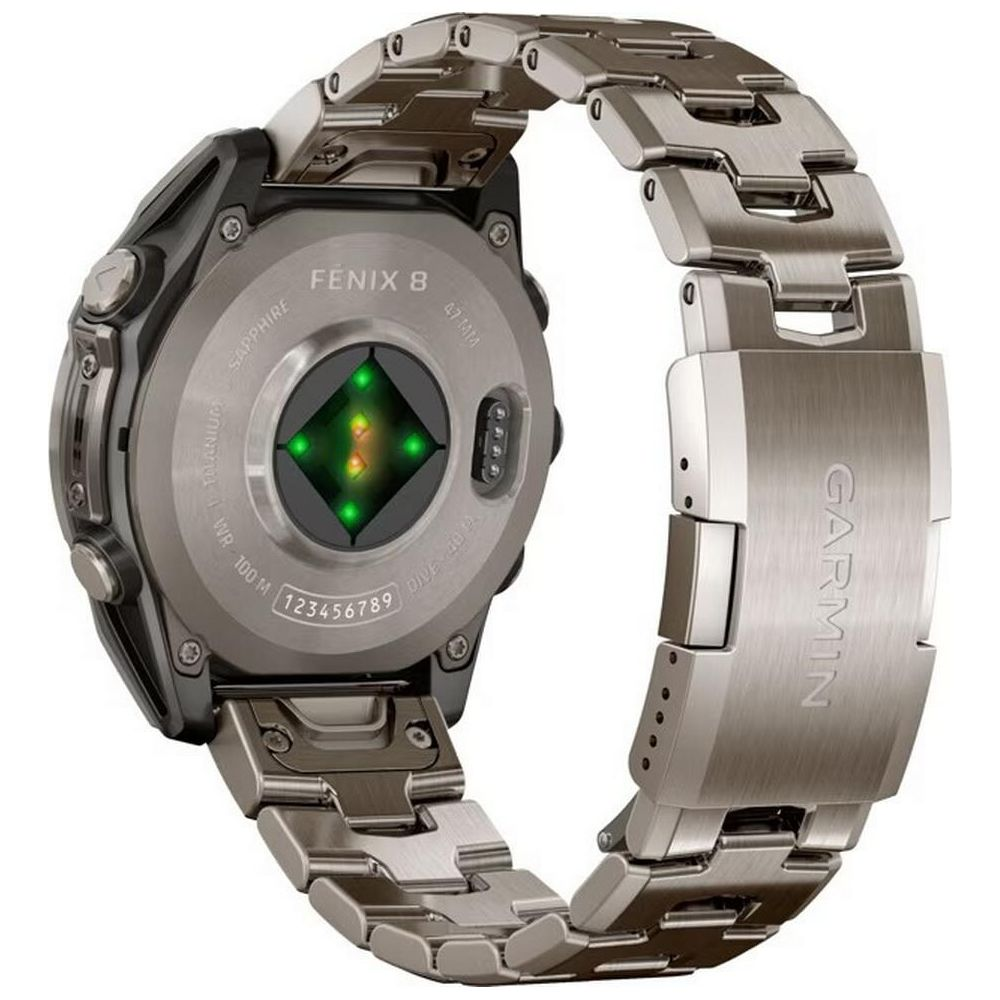 Metal kordonlu ve kalp atış hızı sensörlü gümüş renkli Garmin Fenix 8 akıllı saatin arkası.