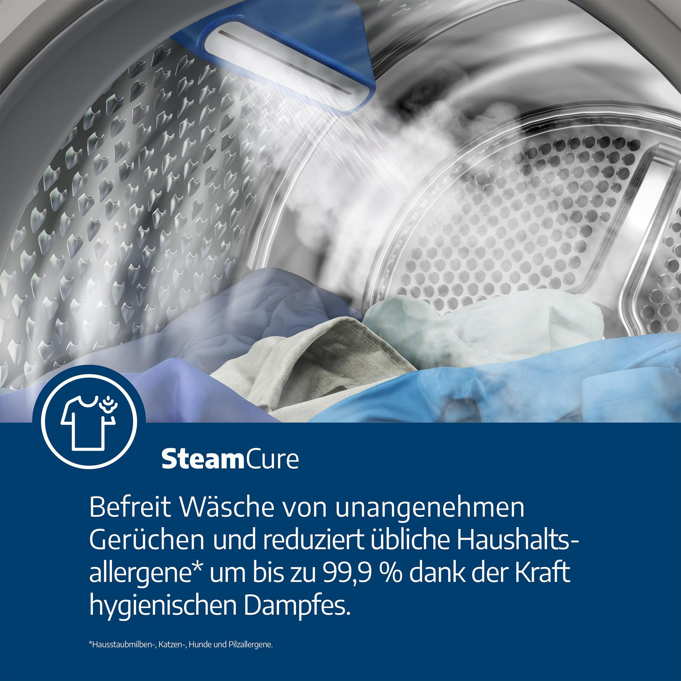 Wäsche in einem Trockner, Dampf wird auf die Kleidung gesprüht.
