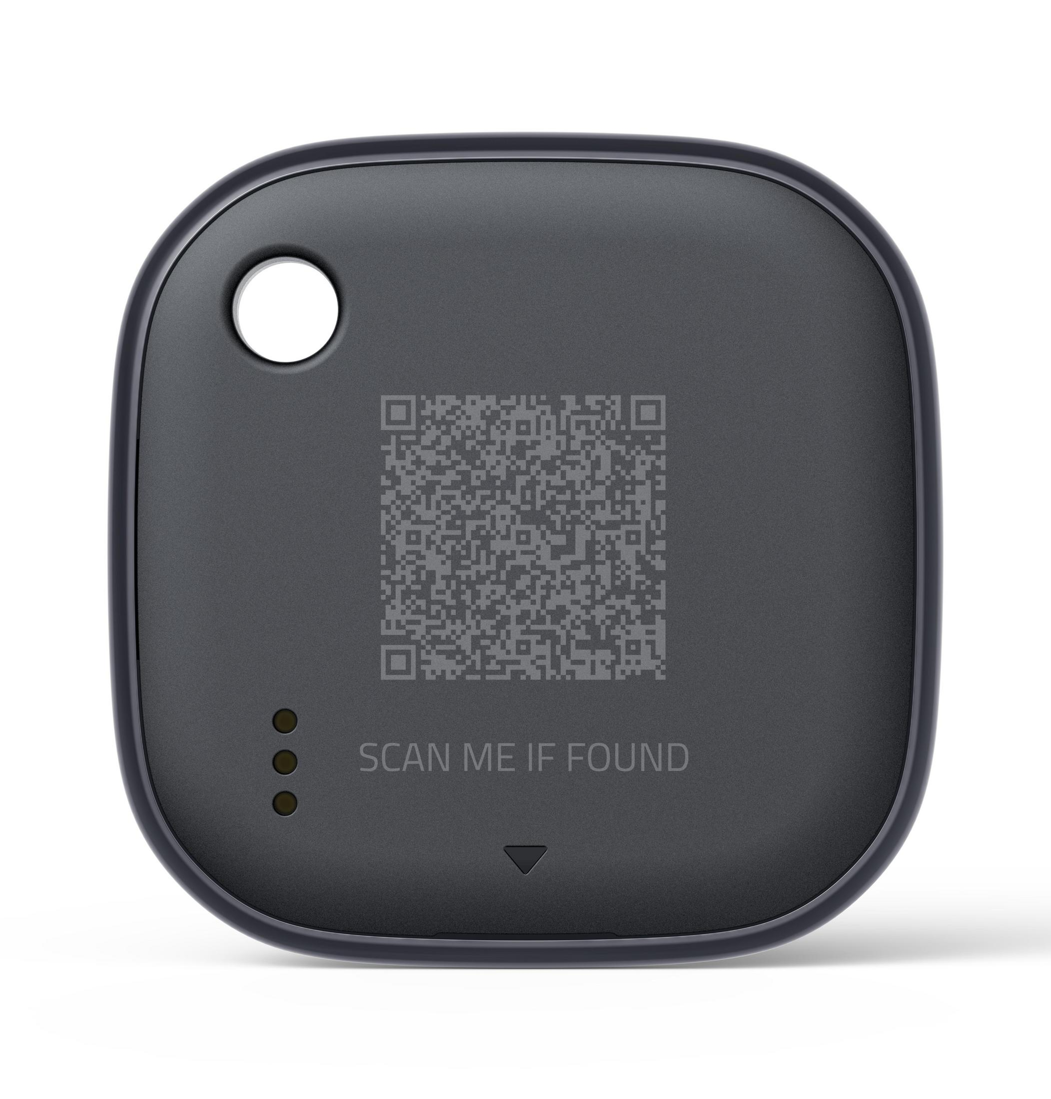 Tracker grigio scuro con codice QR e testo 'Scan Me If Found'.