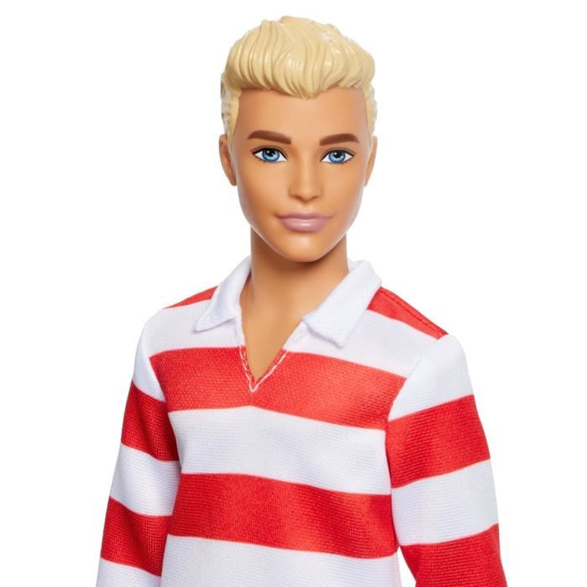 Mężczyzna z blond włosami i niebieskimi oczami w biało-czerwonej polo.