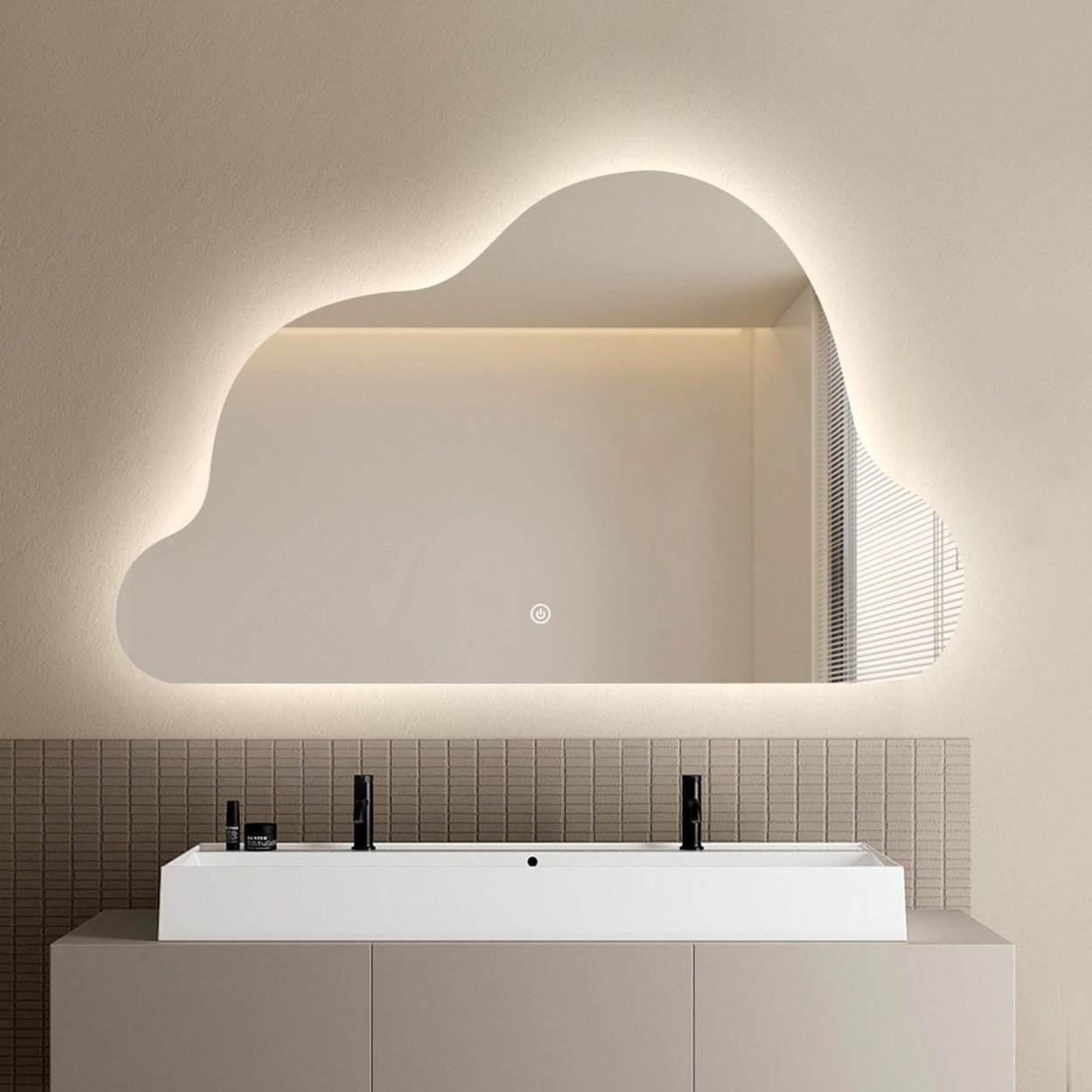 Wolk-vormige spiegel met geïntegreerde LED-verlichting boven een dubbele wastafelmeubel.