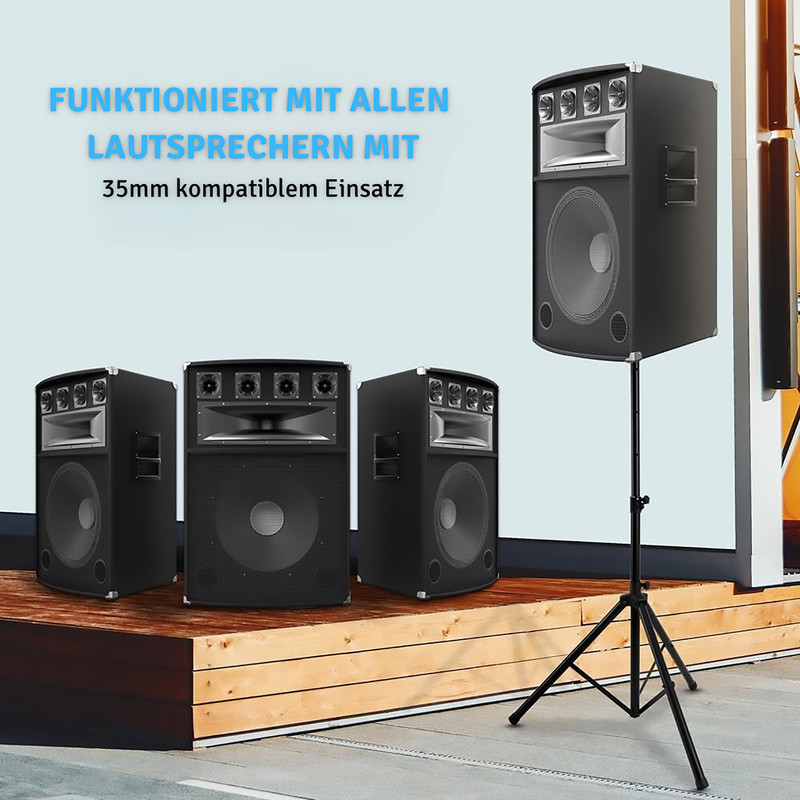 Vier schwarze Lautsprecher auf Holzpodest und Stativ, mit Text.