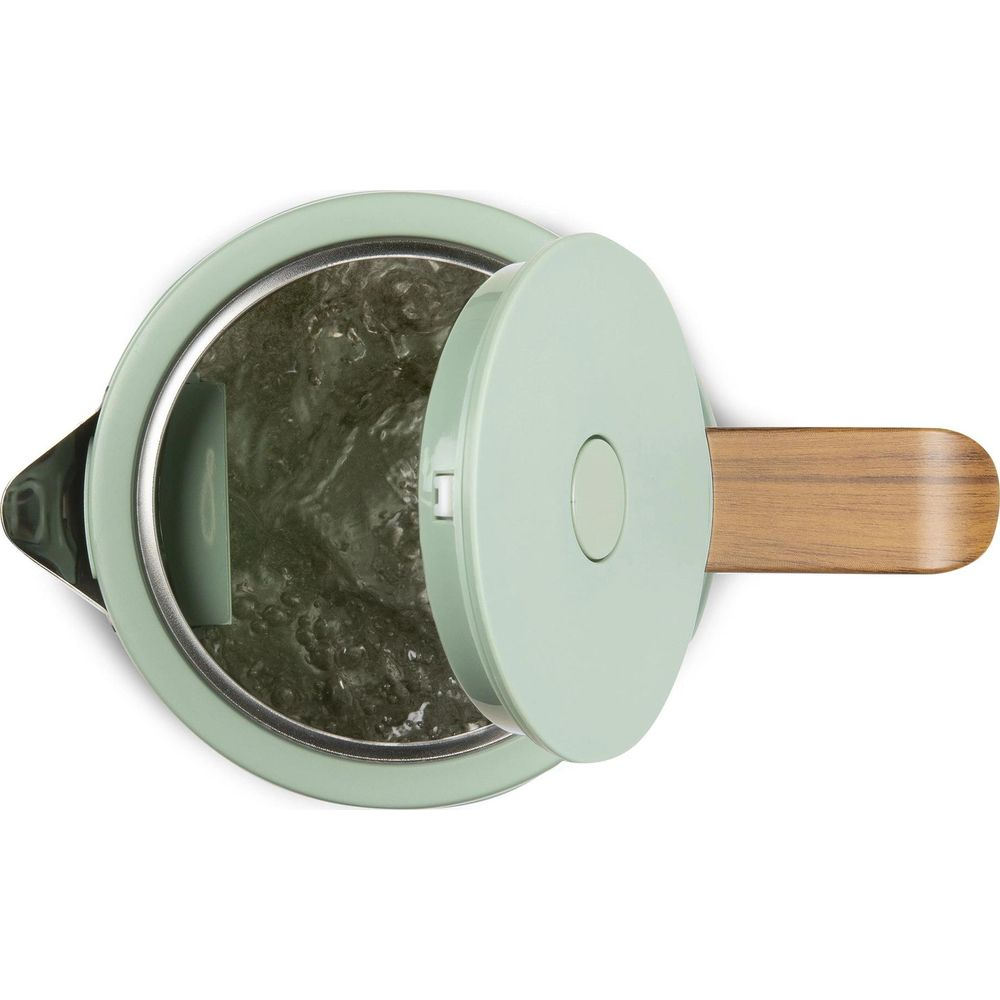 Eine hellgrüne Teekanne mit offenem Deckel, in der Wasser kocht. Holzgriff.