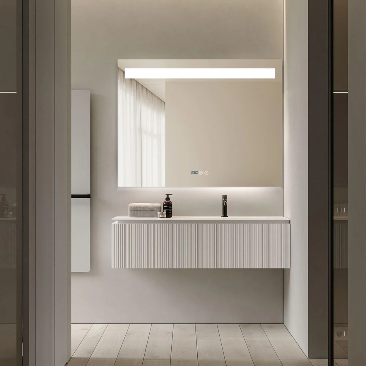 Moderne badkamer met zwevend badmeubel, spiegel, kraan en handdoekrek. Houten vloer.