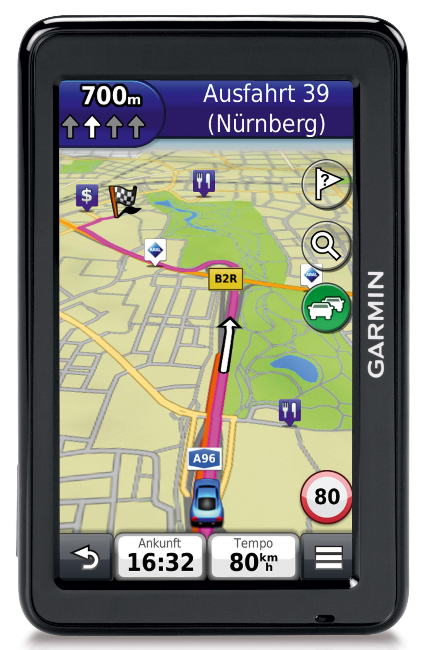 Navigationsgerät zeigt Karte mit Route, Ausfahrt 39 (Nürnberg) und 700m Distanz.