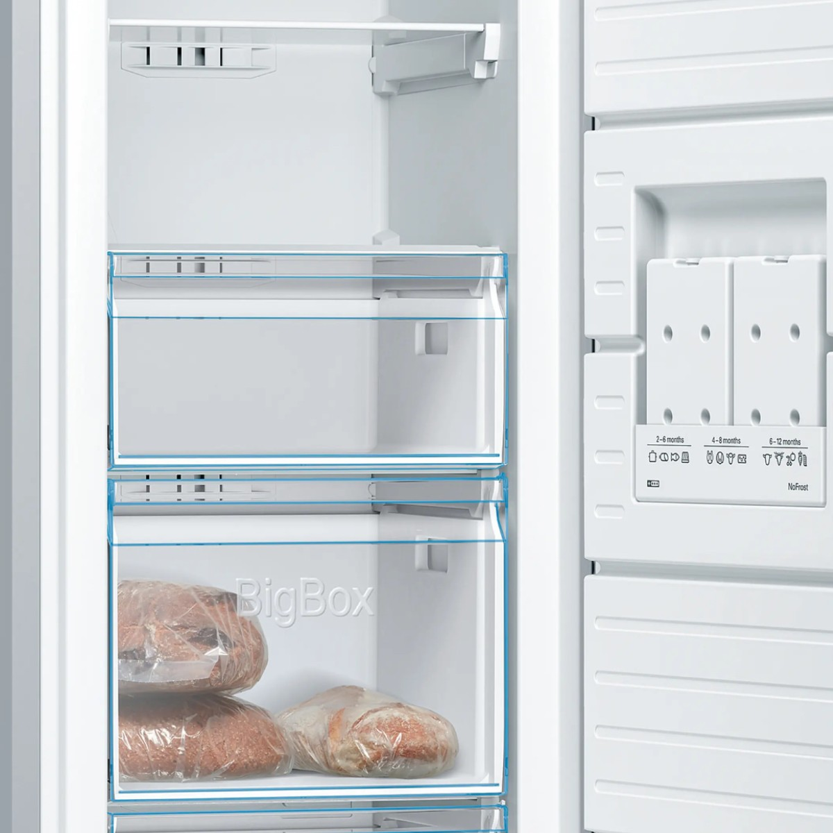 Innenansicht eines Kühlschranks mit zwei Schubladen, eine davon mit Brot.