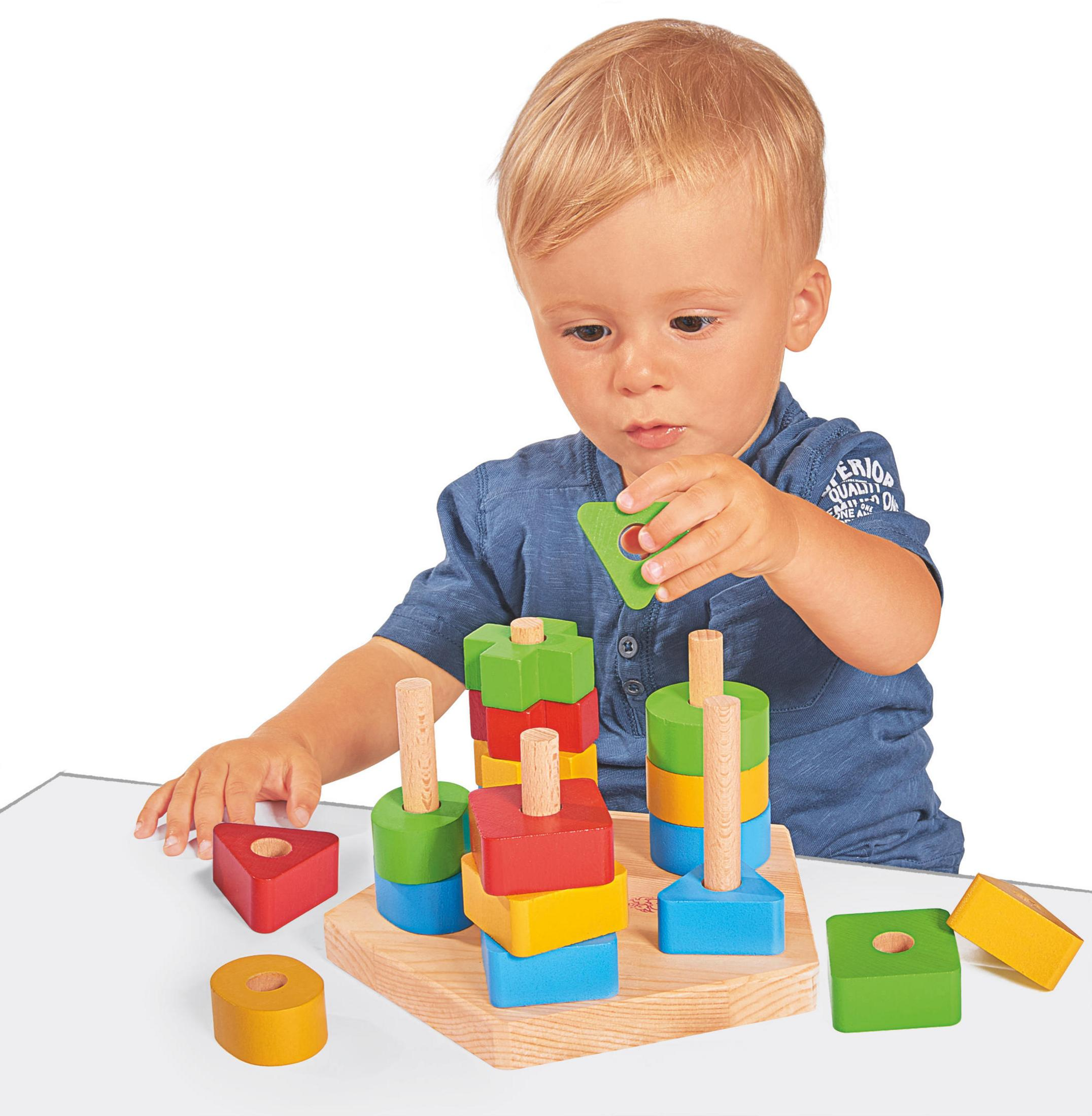 Un bambino gioca con blocchi di legno colorati su un giocattolo da impilare.