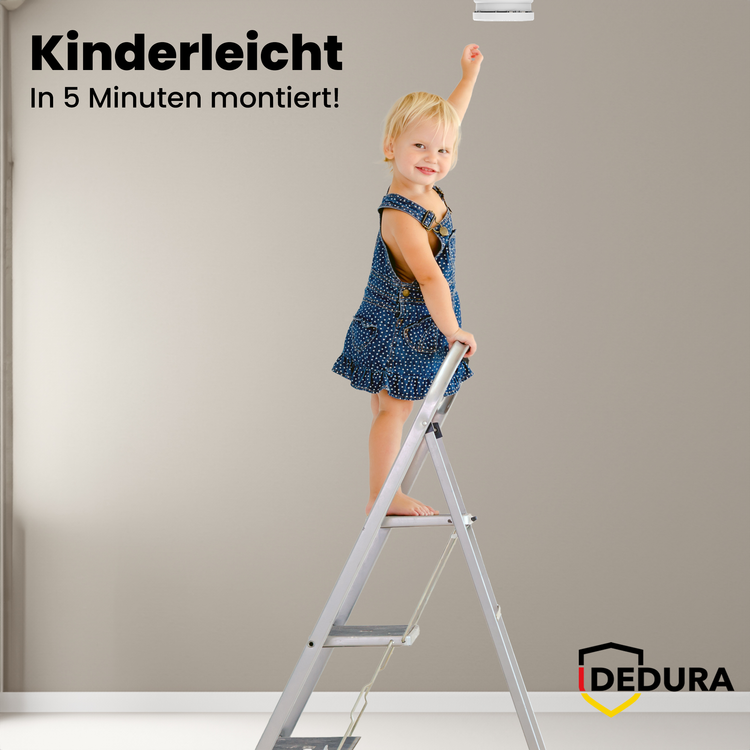 Ein kleines Kind steht auf einer Leiter und streckt die Hand nach oben.