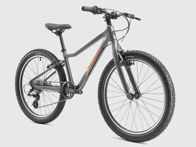 Ein graues Fahrrad mit orangenem Schriftzug steht vor einem hellgrauen Hintergrund.