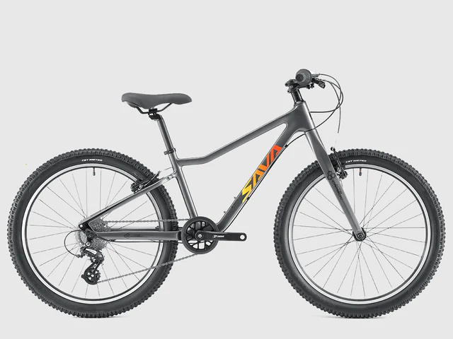 Ein graues SAVA Fahrrad mit orange-gelbem Logo, auf hellem Hintergrund.