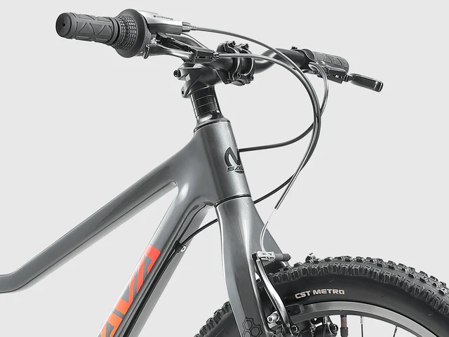 Graues Fahrrad mit orangefarbenem Logo, schwarzem Lenker und Reifen.