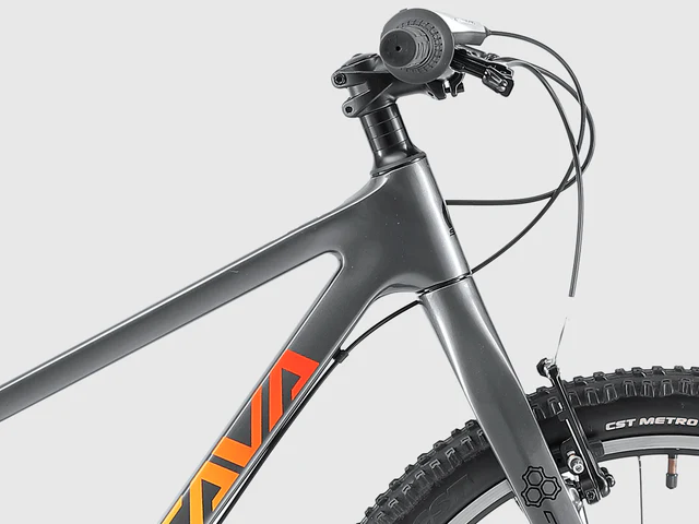 Nahaufnahme eines grauen Fahrradrahmens mit orange-gelbem 'JAVA'-Logo. Lenker und Vorderrad sichtbar.