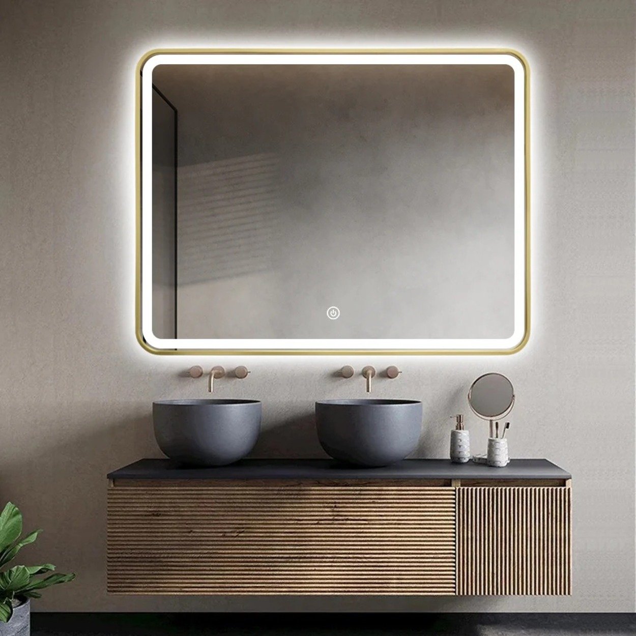 Moderne badkamer met dubbele wastafels, spiegel met gouden frame en verlichting, houten meubel.