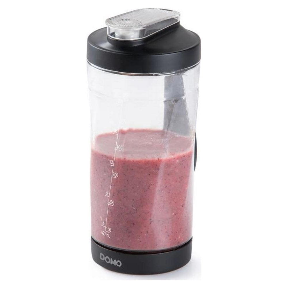 Un récipient transparent avec un couvercle noir, rempli d'un smoothie rouge.