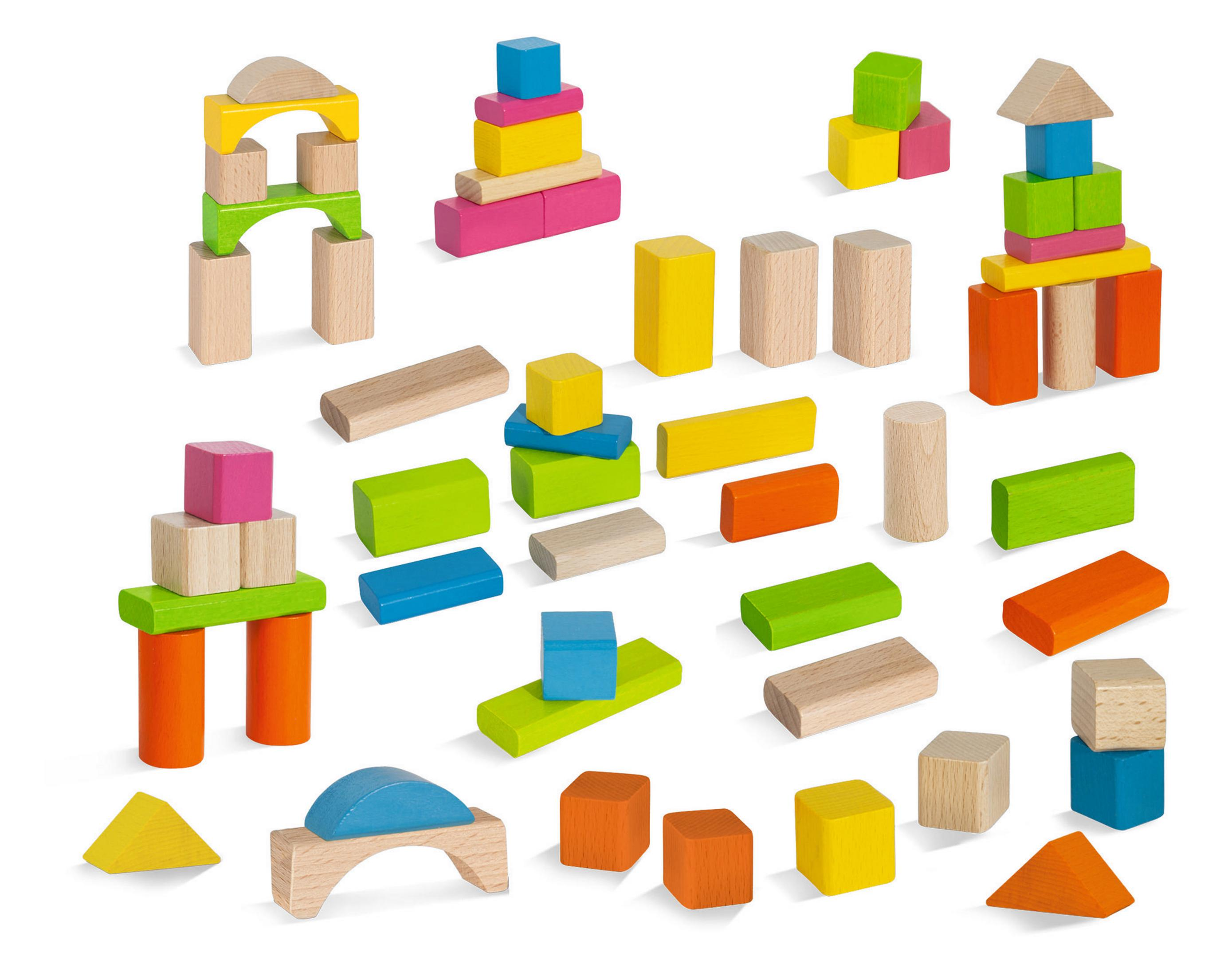 Viele bunte Holzbausteine in verschiedenen Formen und Farben, auf weißem Hintergrund.