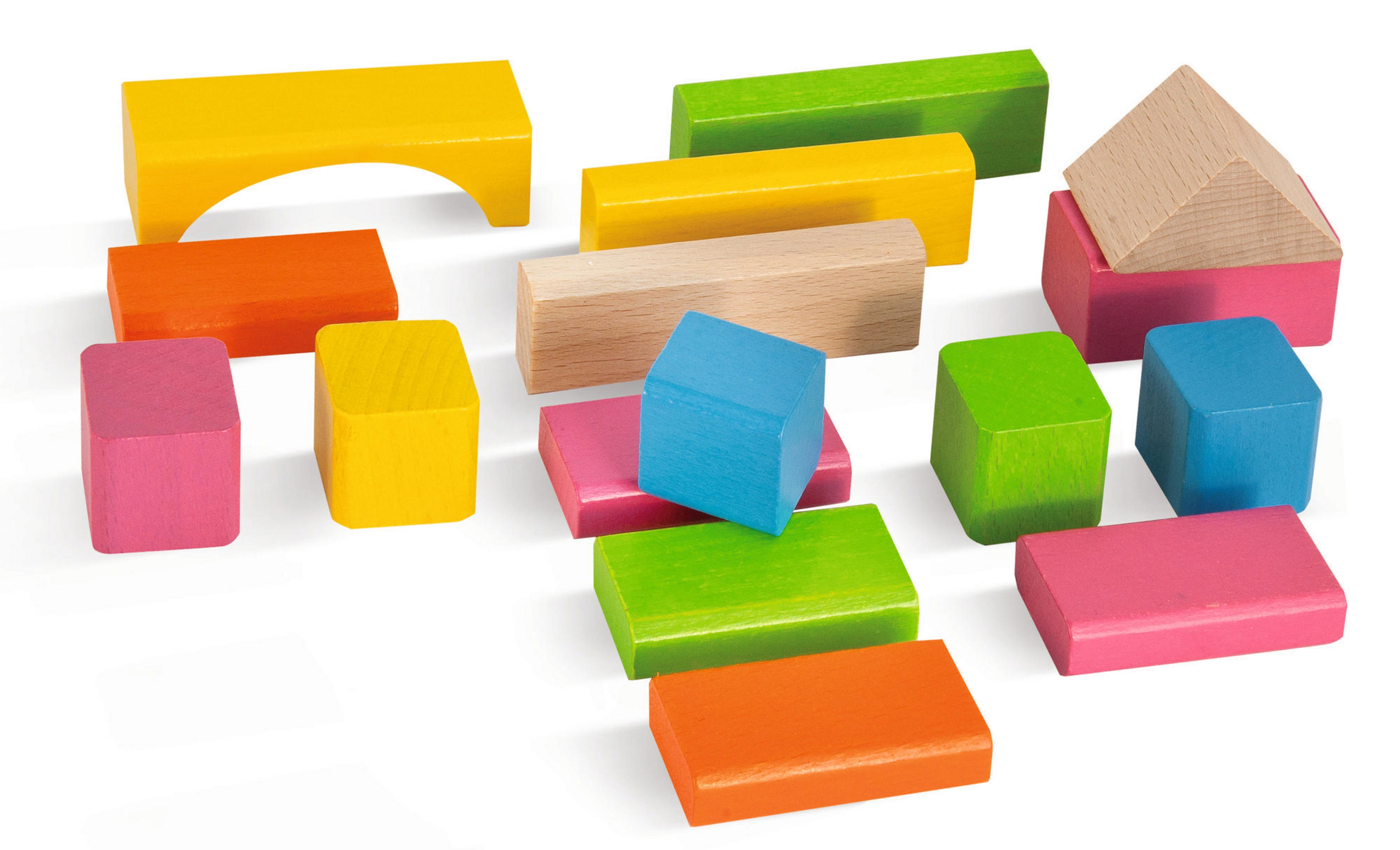 Viele bunte Holzklötze in verschiedenen Formen und Farben liegen auf weißem Grund.