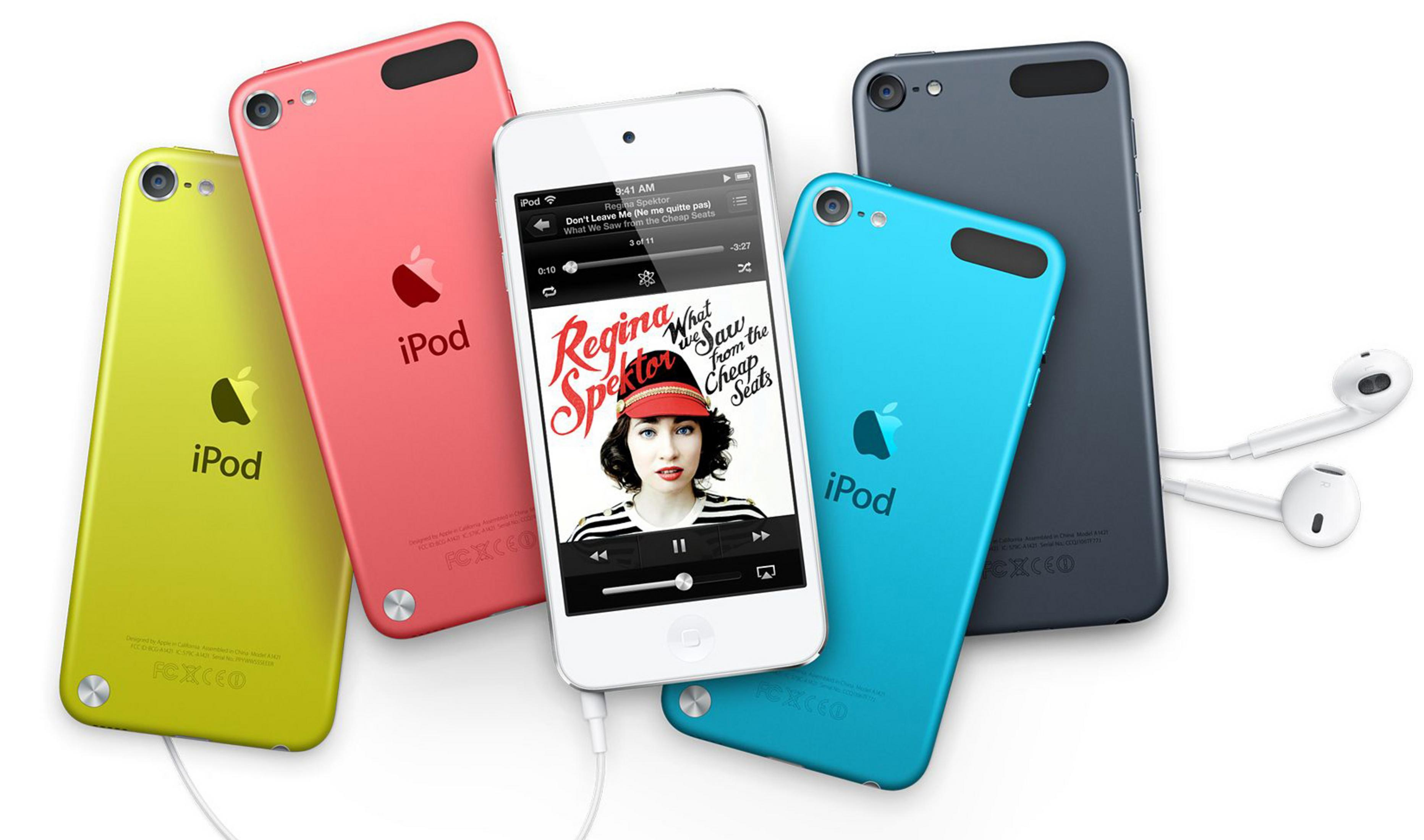 Vier farbige iPods: gelb, pink, blau und grau. Ein weißer iPod zeigt Musik. Weiße Ohrhörer liegen daneben.