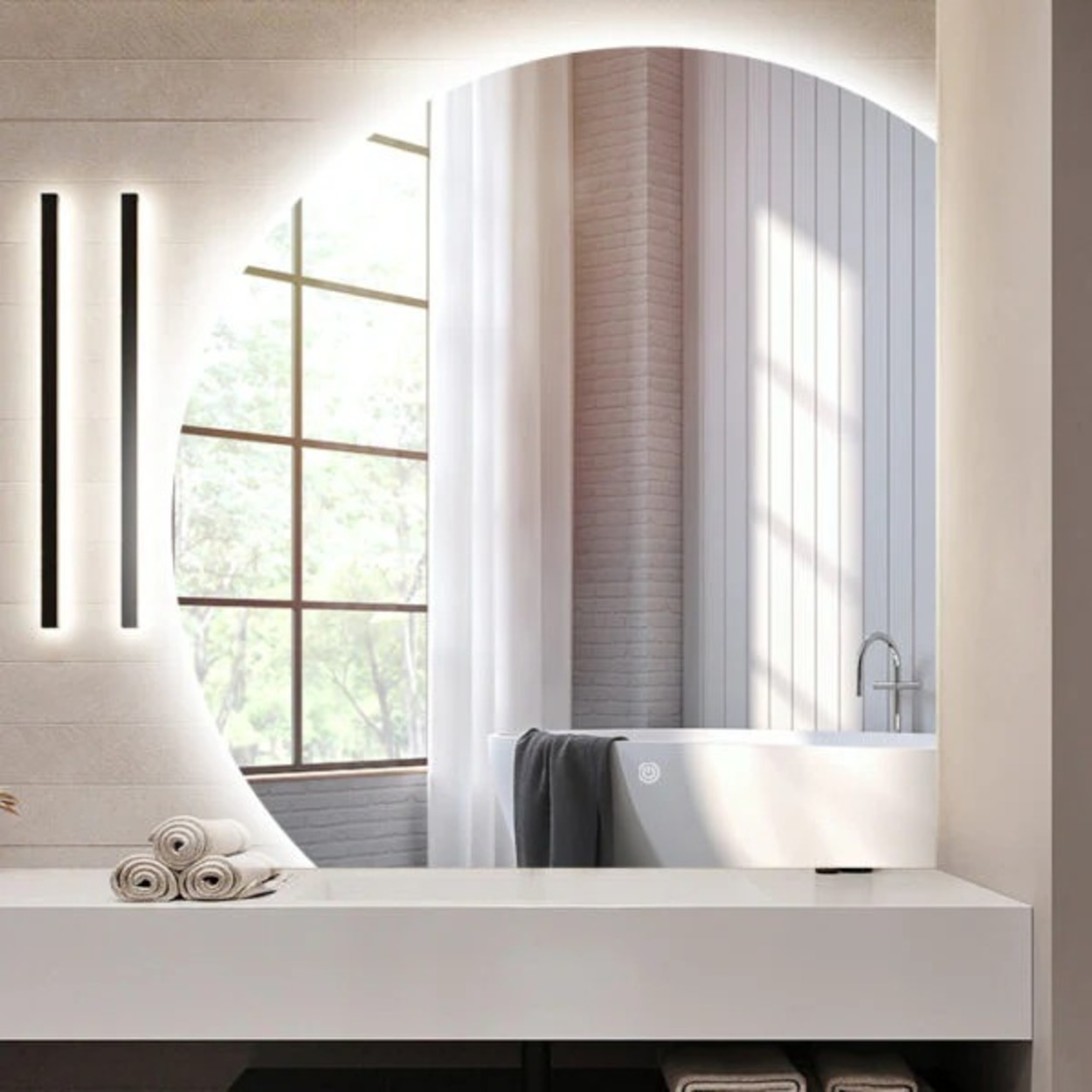 Een moderne badkamer met spiegel met achtergrondverlichting, bad en handdoeken.