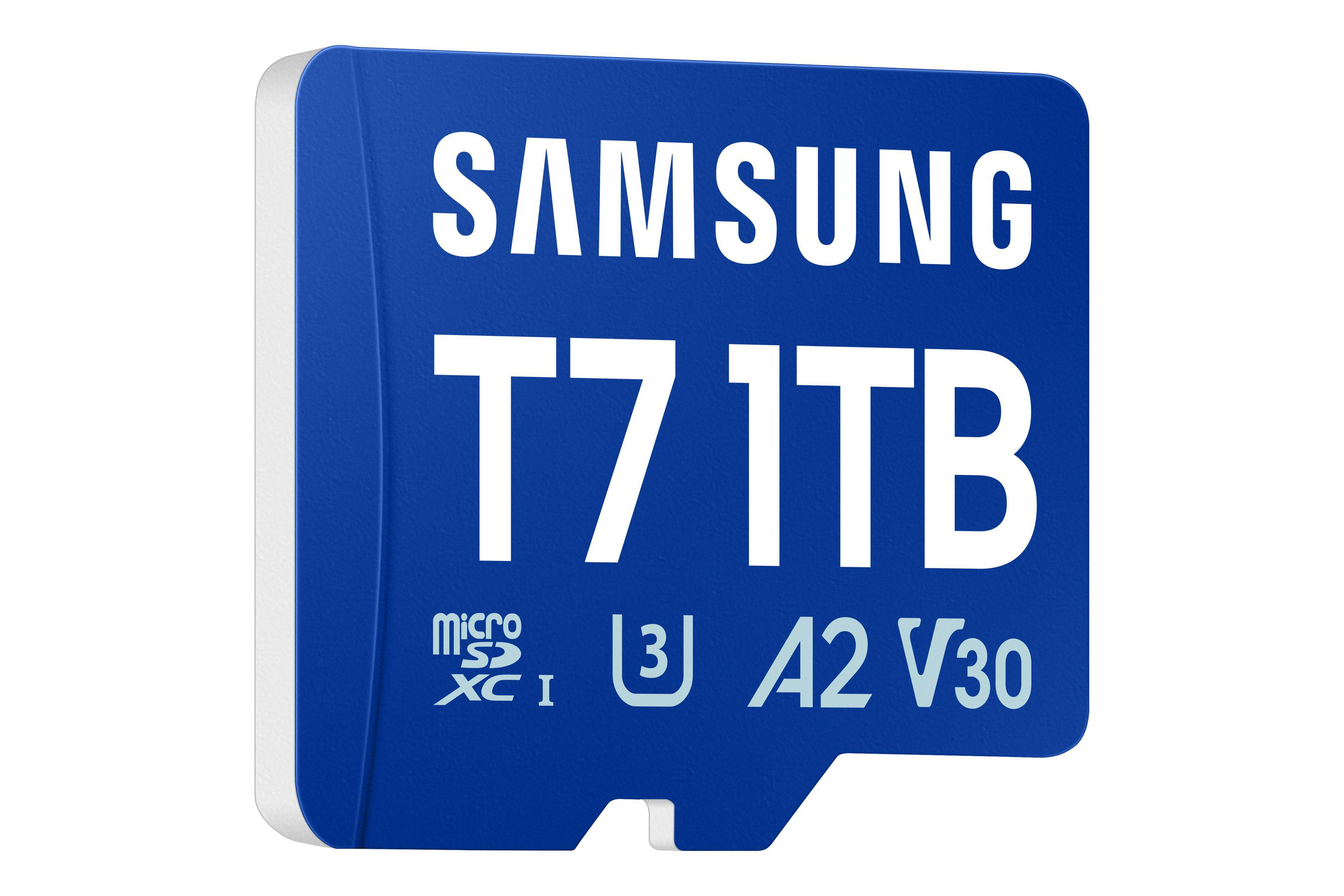 Scheda microSDXC Samsung T7 da 1TB con marchio A2 V30 su sfondo blu.
