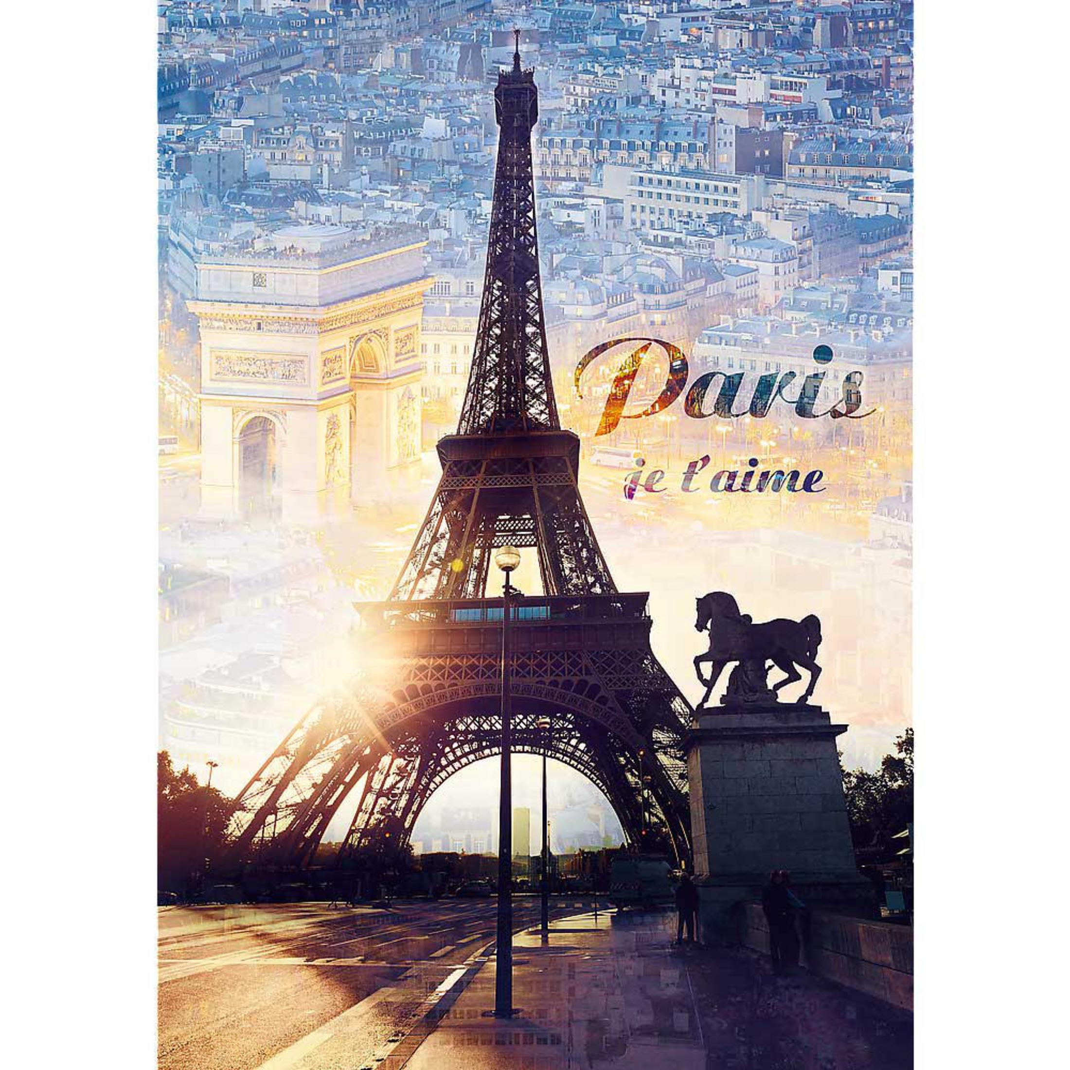 Eiffelturm und Triumphbogen in Paris mit Sonne und Stadtansicht.