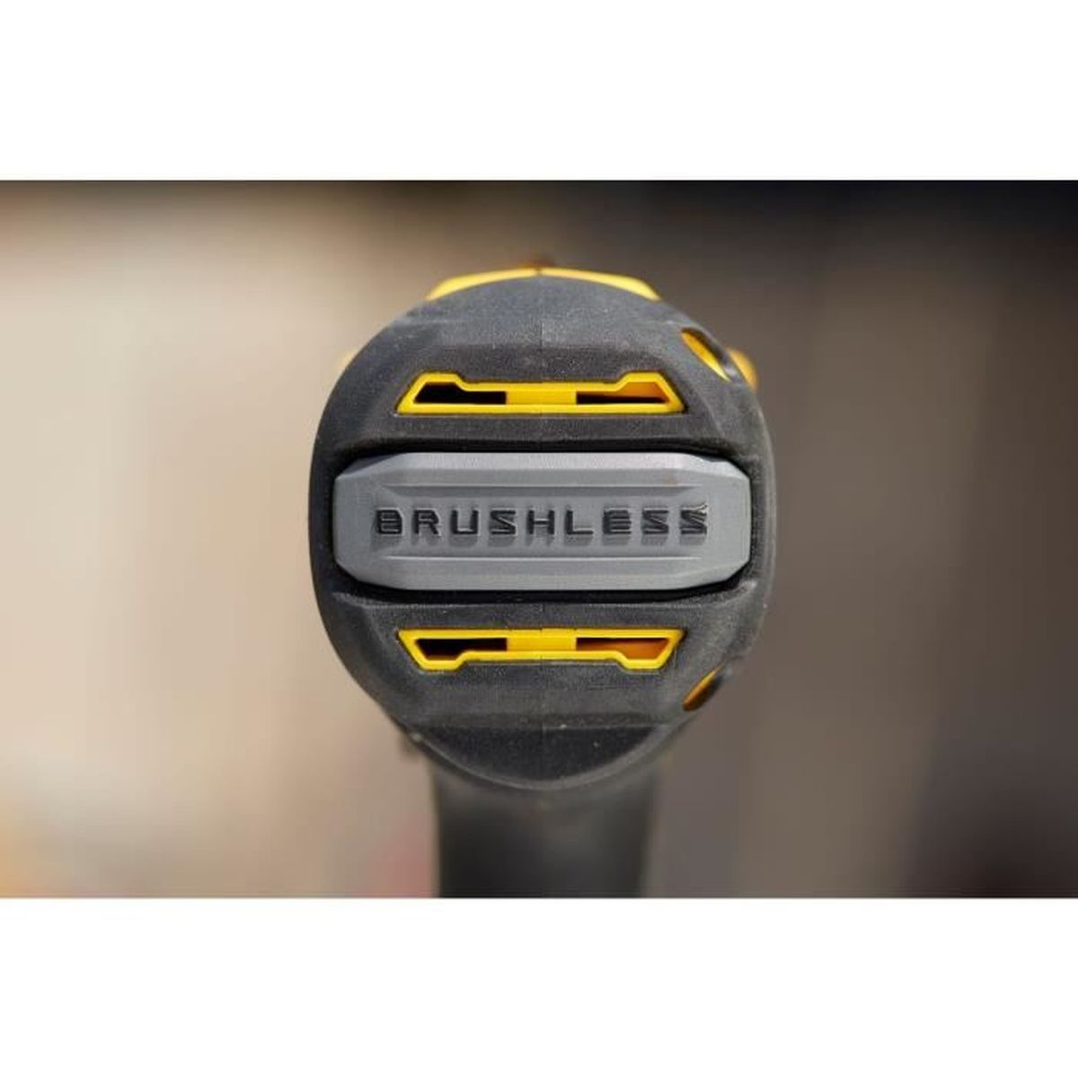 Zbliżenie czarnego i żółtego narzędzia z napisem BRUSHLESS.