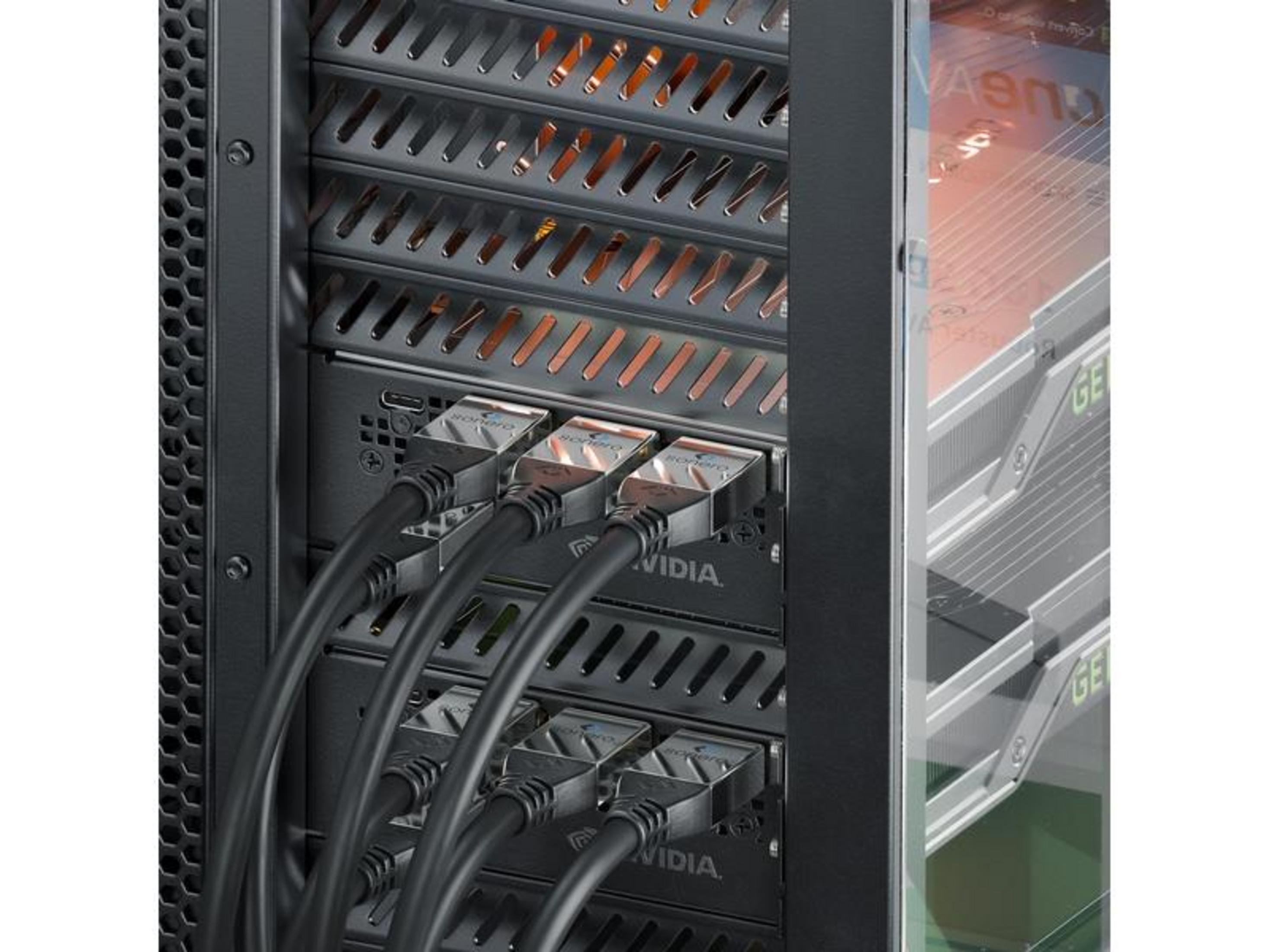 Schwarze Kabel sind mit silbernen Anschlüssen an einem Server verbunden.