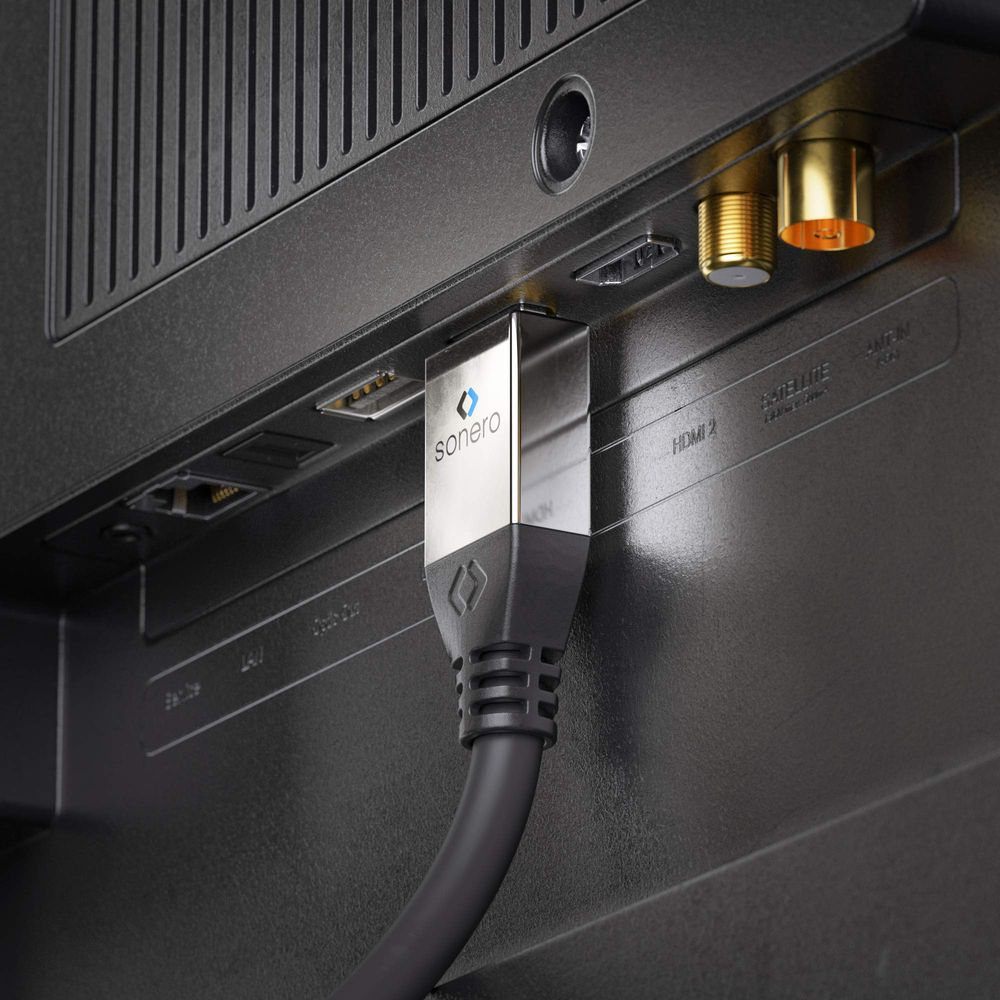 Ein silbernes Sonero HDMI-Kabel, das in den HDMI 2-Anschluss eines Fernsehers eingesteckt ist.