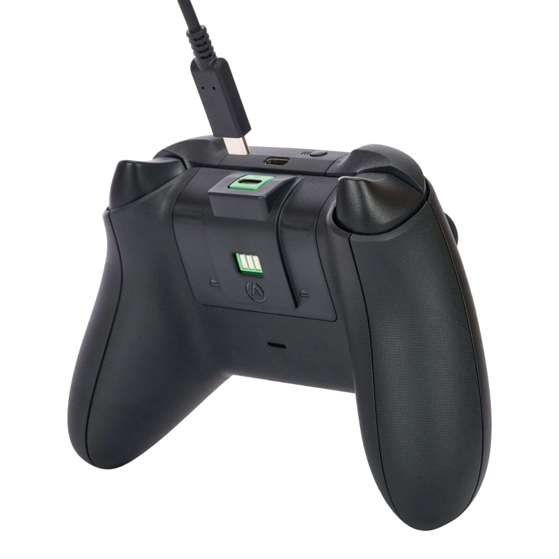 Czarny kontroler Xbox z kablem USB i portem ładowania.