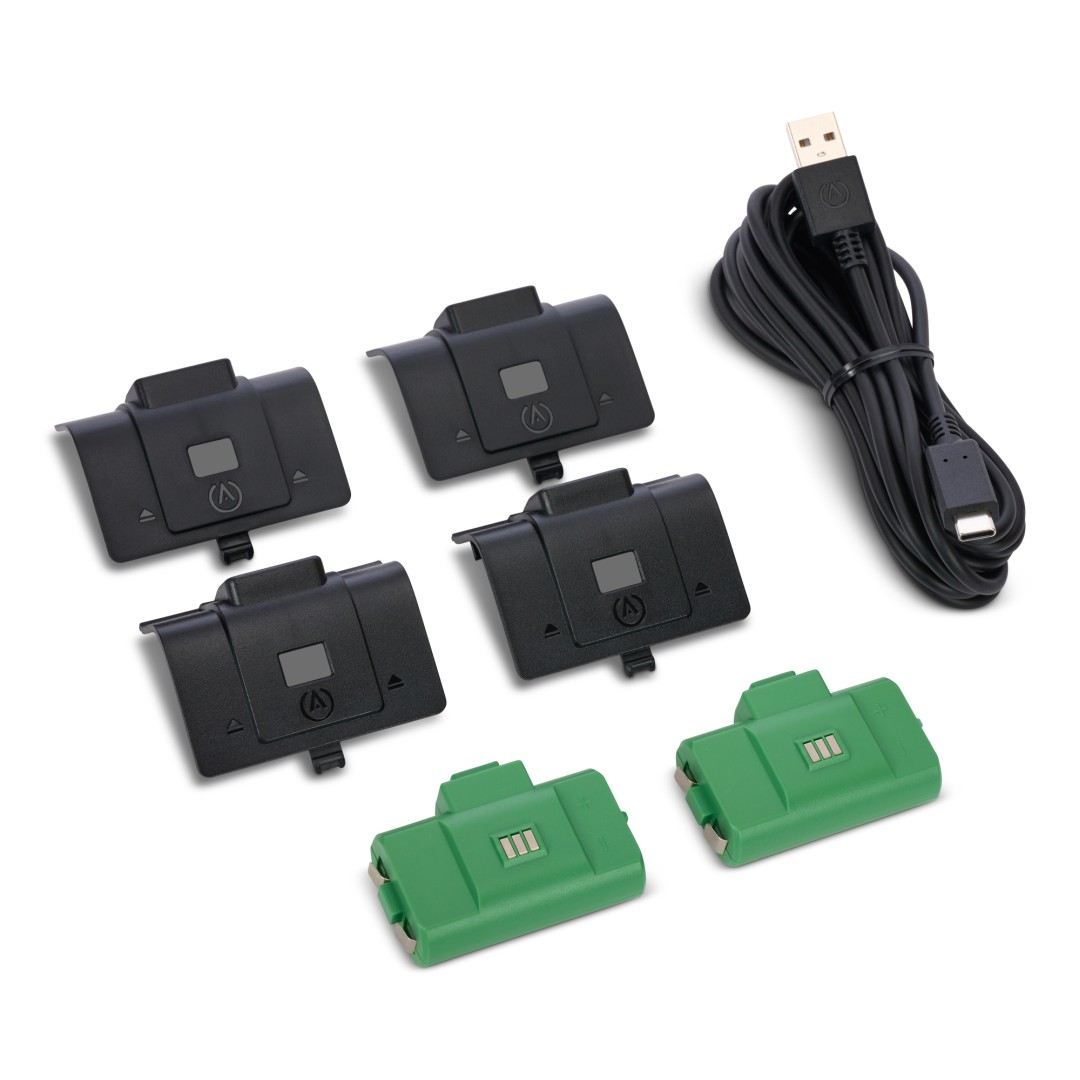 Cztery czarne i dwa zielone pokrowce na baterie z kablem USB.