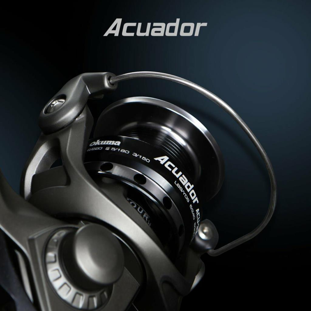 Acuador logosu ve Okuma markası olan gri olta makarası.