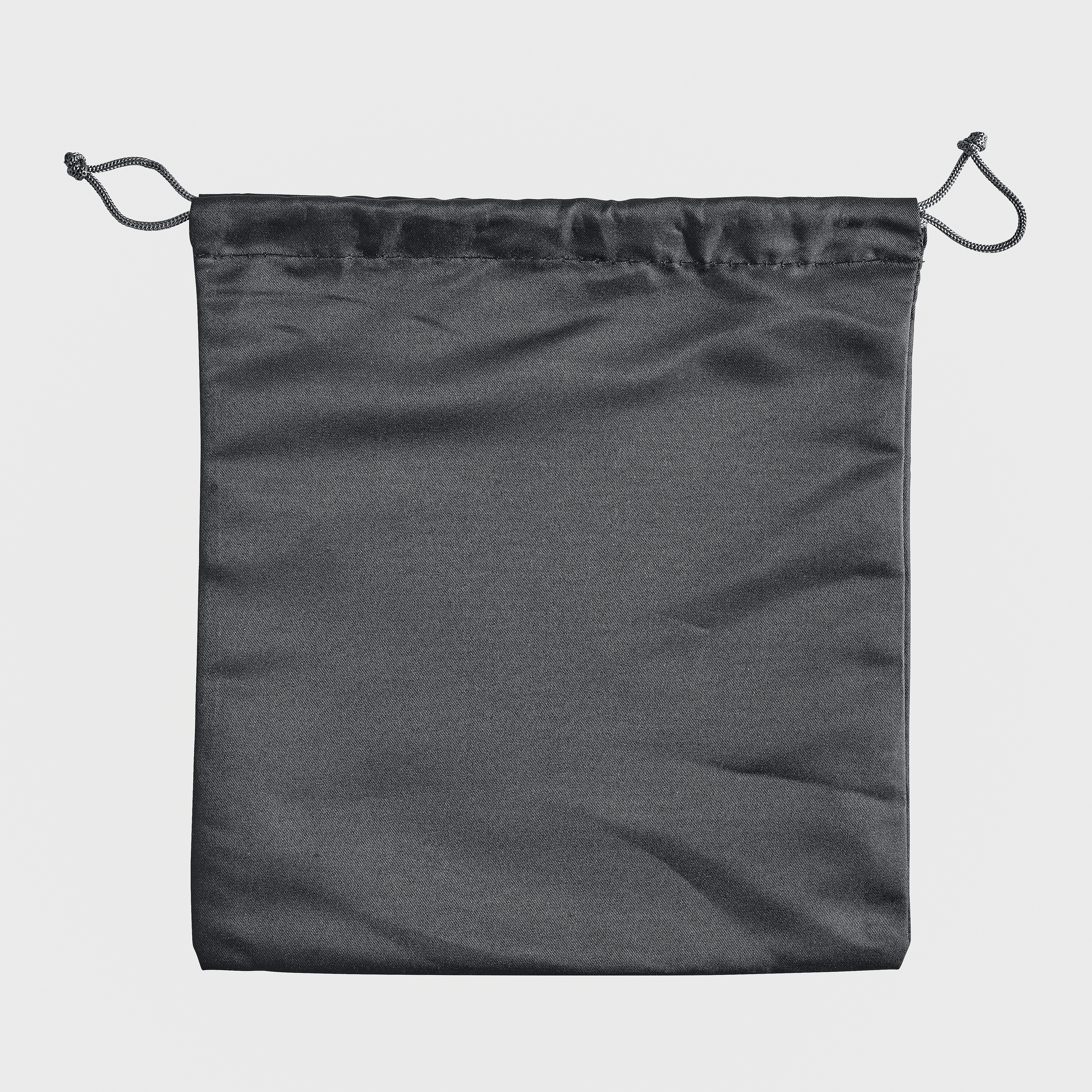 Sacchetto nero con coulisse, piatto su sfondo grigio. Il tessuto ha una leggera lucentezza.