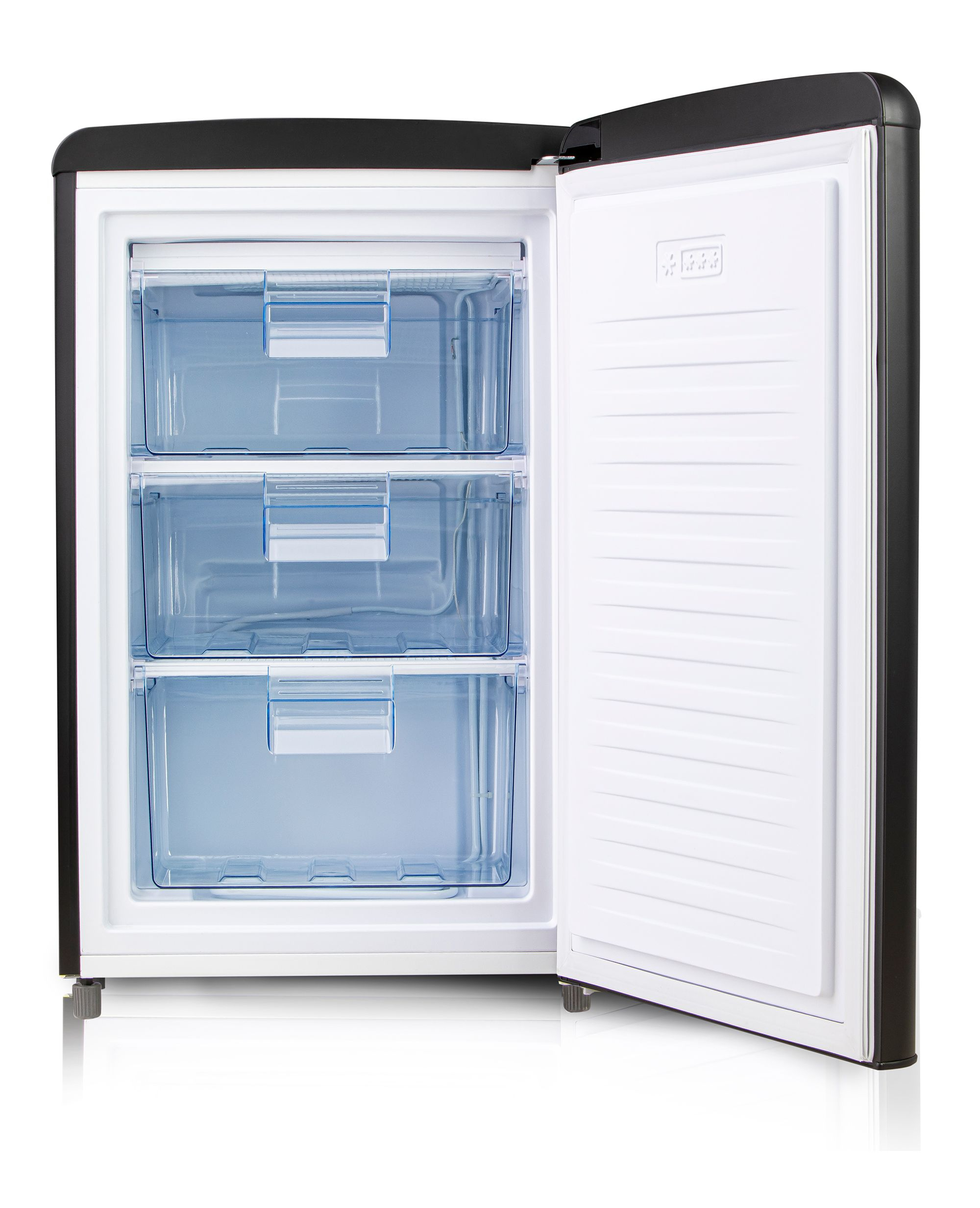 Un réfrigérateur noir, porte ouverte, révèle trois tiroirs transparents à l'intérieur.