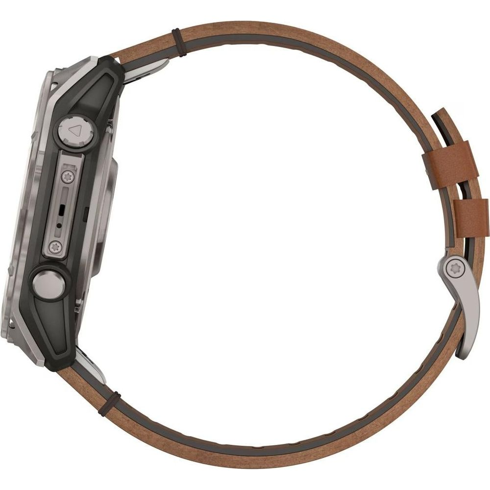 Szary i srebrny smartwatch z brązowym skórzanym paskiem i klamrą.