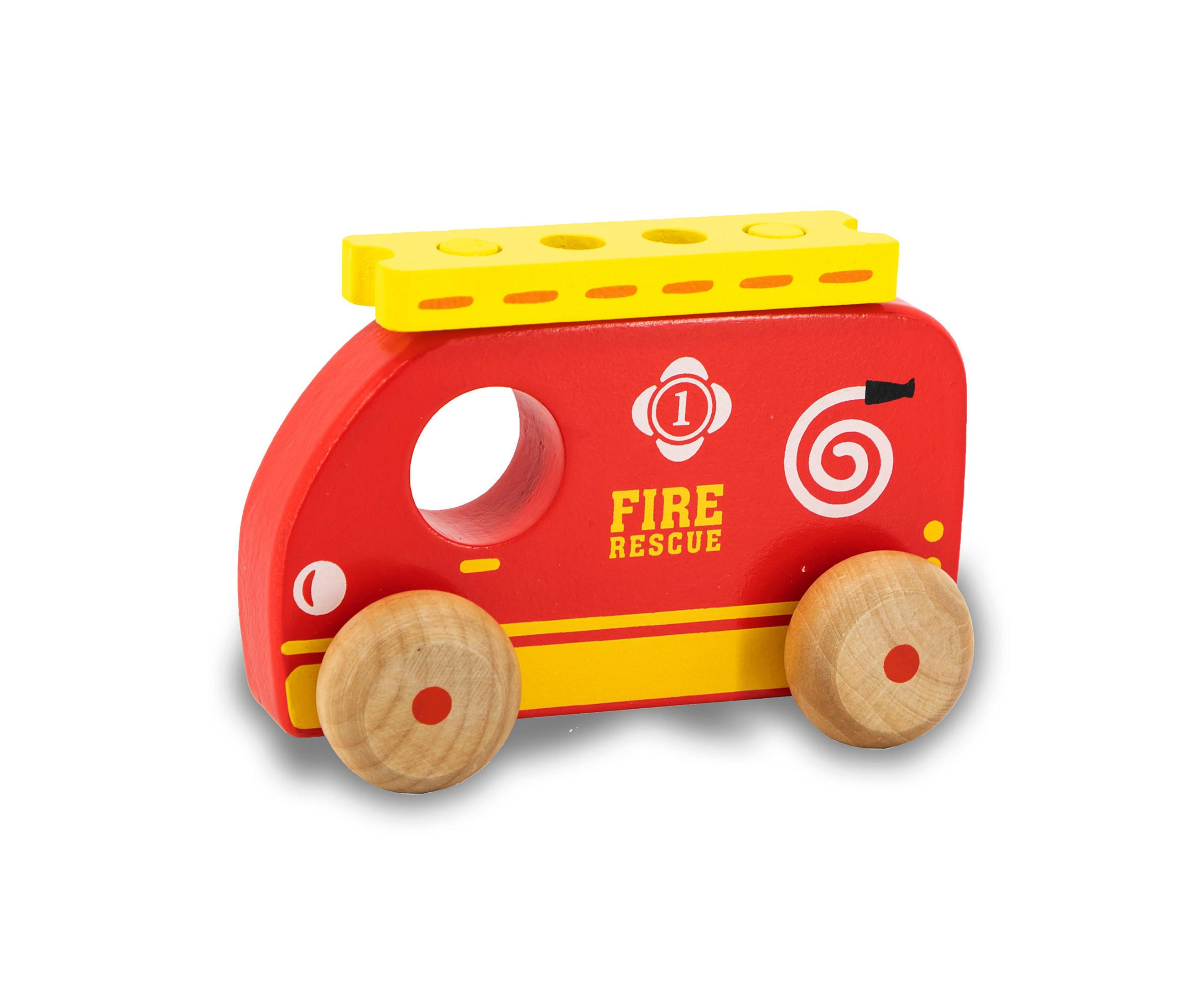 Ein rotes Spielzeug-Feuerwehrauto mit gelben Akzenten und Holzrädern.